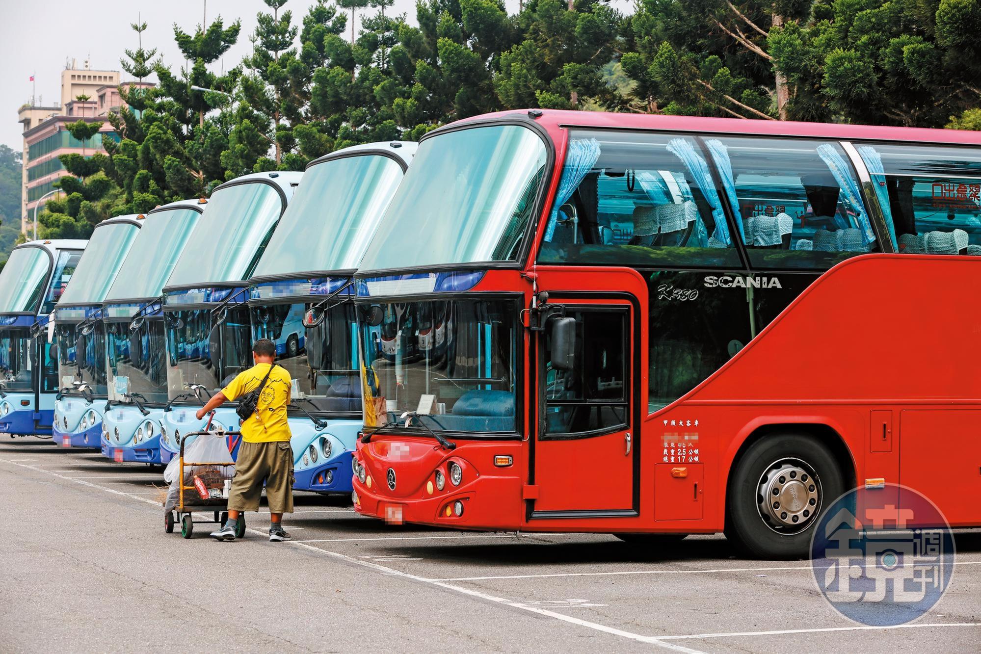 曾任遊覽車司機的死者與隨車小姐羅女外遇,最後慘遭羅夫等人殺害。(示意圖,非當事遊覽車)