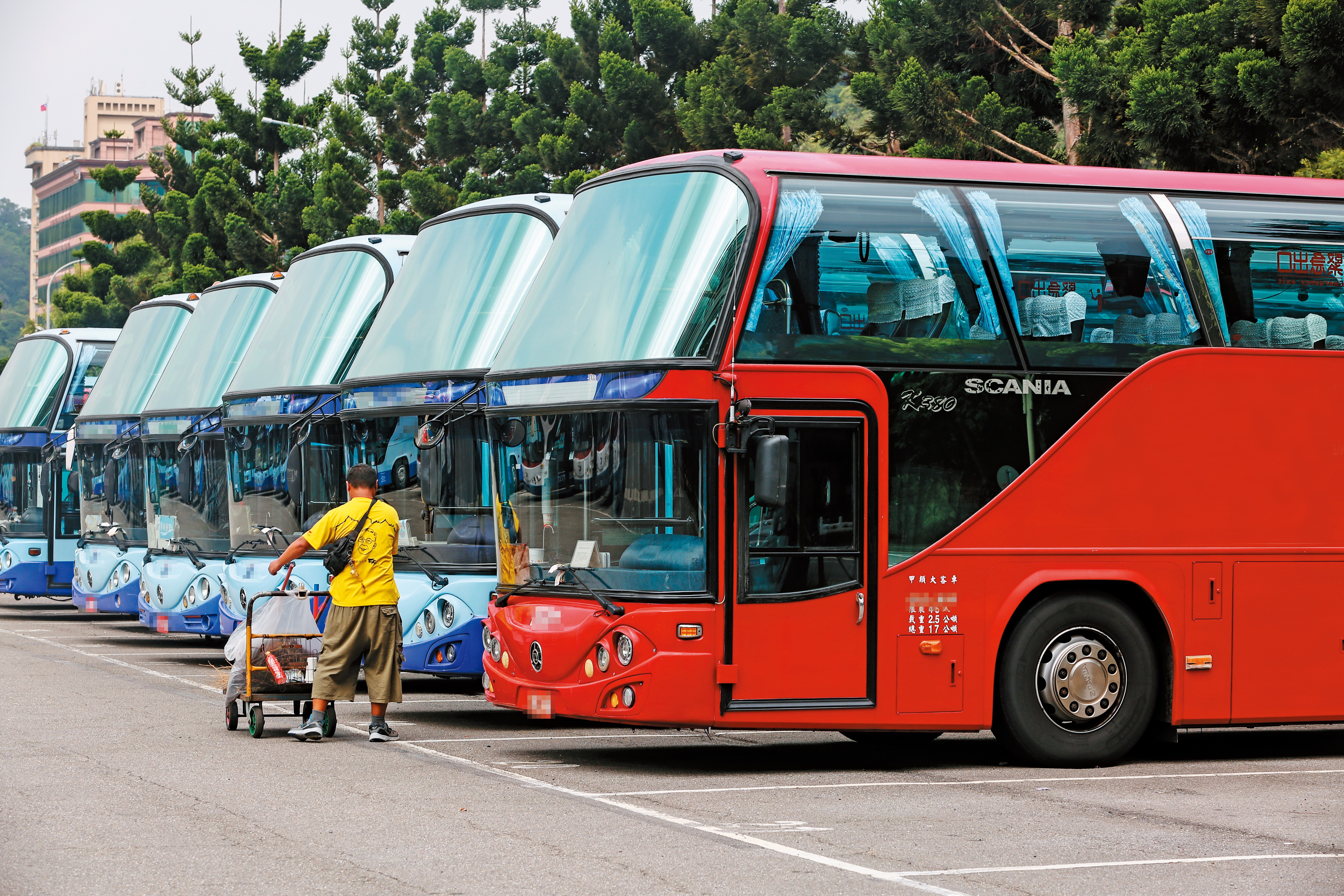 曾任遊覽車司機的死者與隨車小姐羅女外遇，最後慘遭羅夫等人殺害。（示意圖，非當事遊覽車）