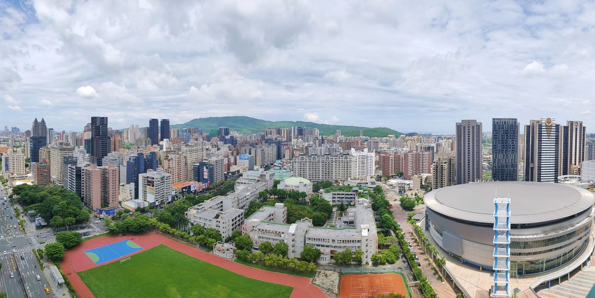 左營區具備非常完整的軌道建設，是全台少數擁有三鐵共構的地區；生活機能上，則以漢神巨蛋生活圈以及高鐵站前生活圈為主。