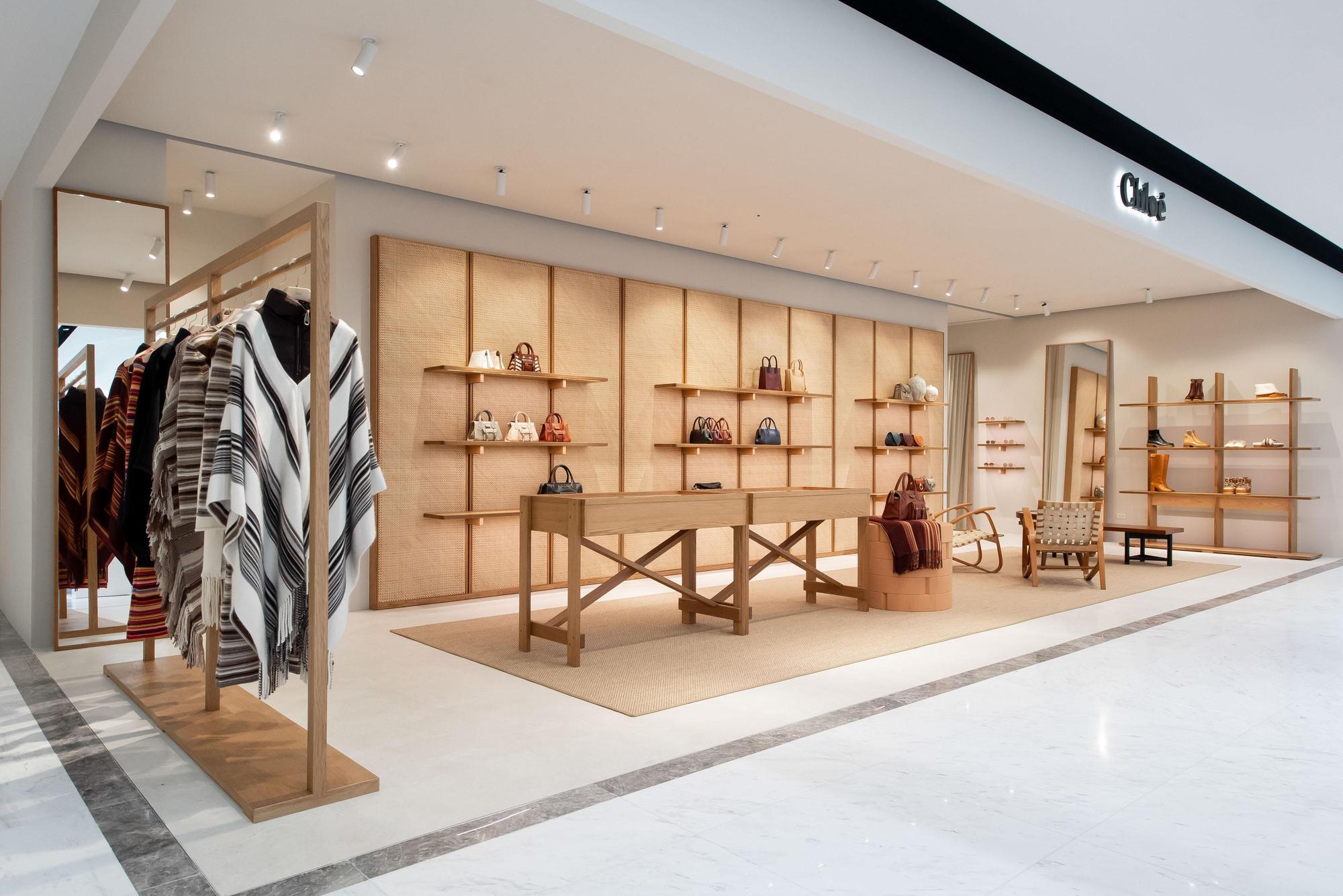 Chloé SOGO忠孝館期間限定店選用溫暖沙漠色調,展現傳統與摩登兼具的氣質。(Chloé提供)