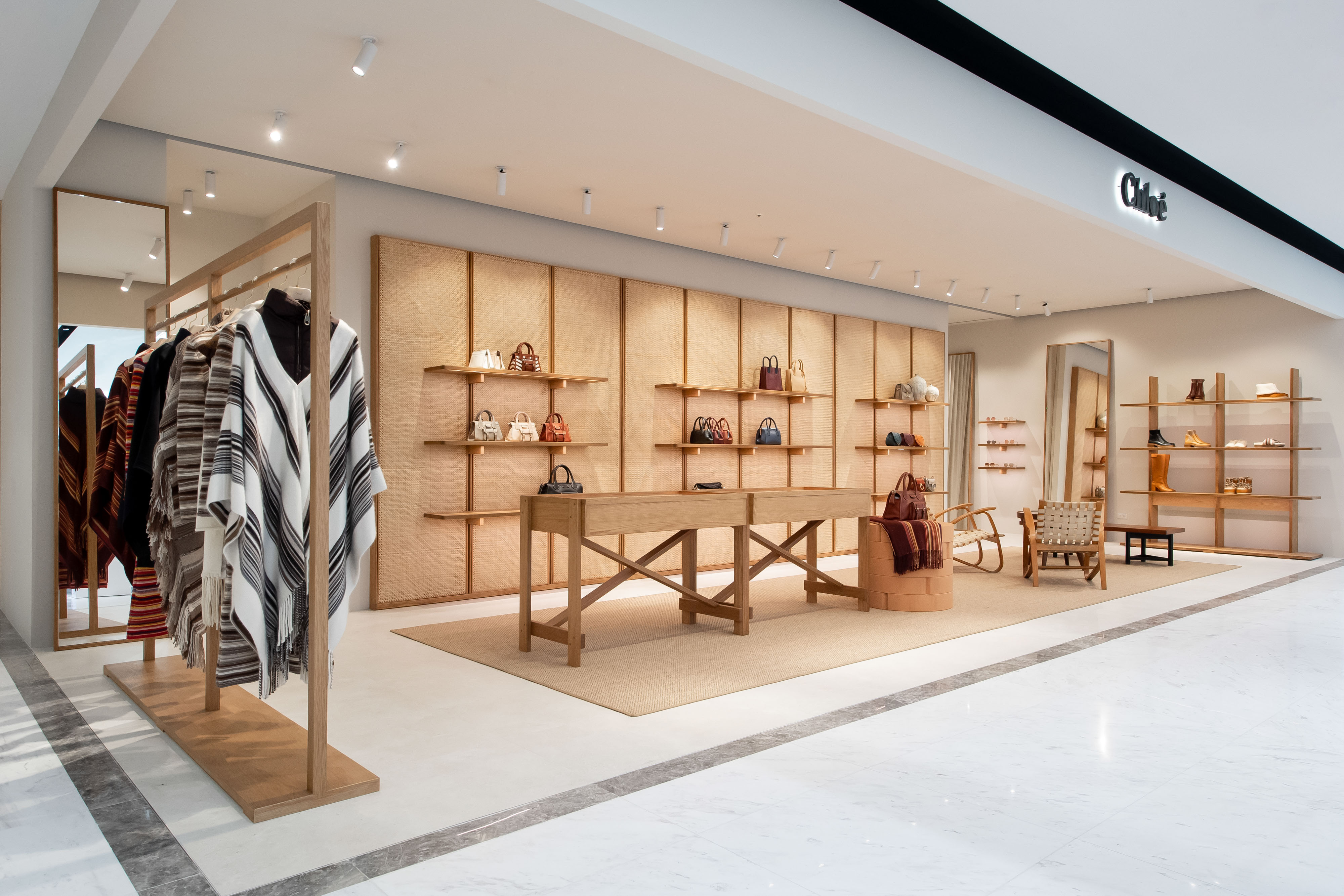 Chloé SOGO忠孝館期間限定店選用溫暖沙漠色調，展現傳統與摩登兼具的氣質。（Chloé提供）