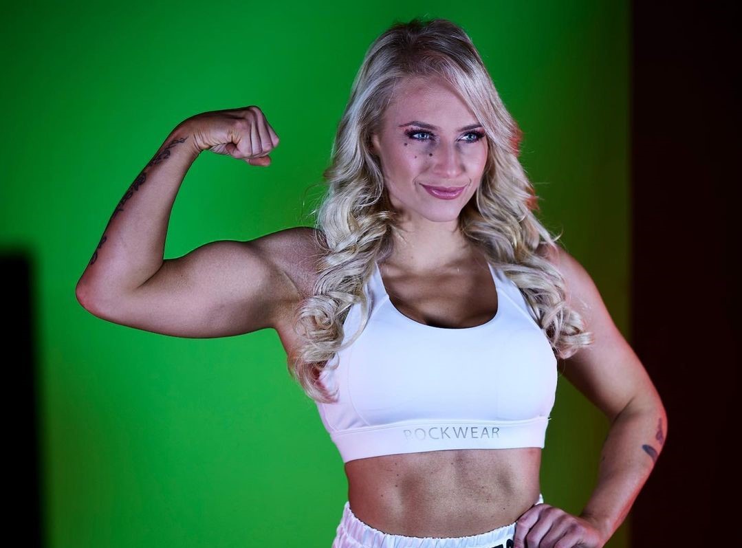 辣妹拳擊手艾芭尼恩亮麗的外表下，其實是一位高中的數學老師。（翻攝Ebanie Bridges IG）