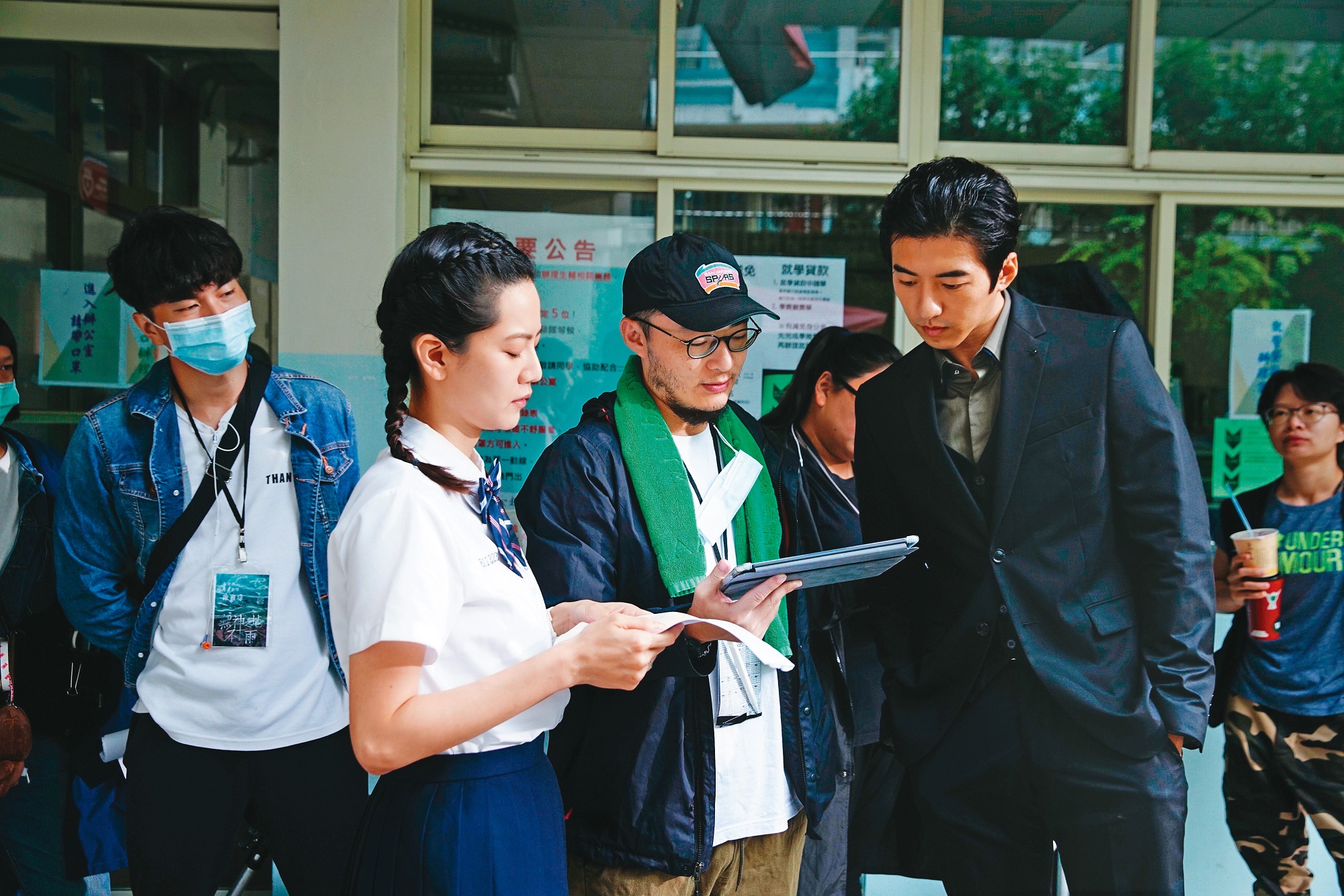 洪子鵬（中）循序漸進引導，讓傅孟柏（右）、曾之喬（左）隨劇情發展點燃火花。（三鳳製作提供）