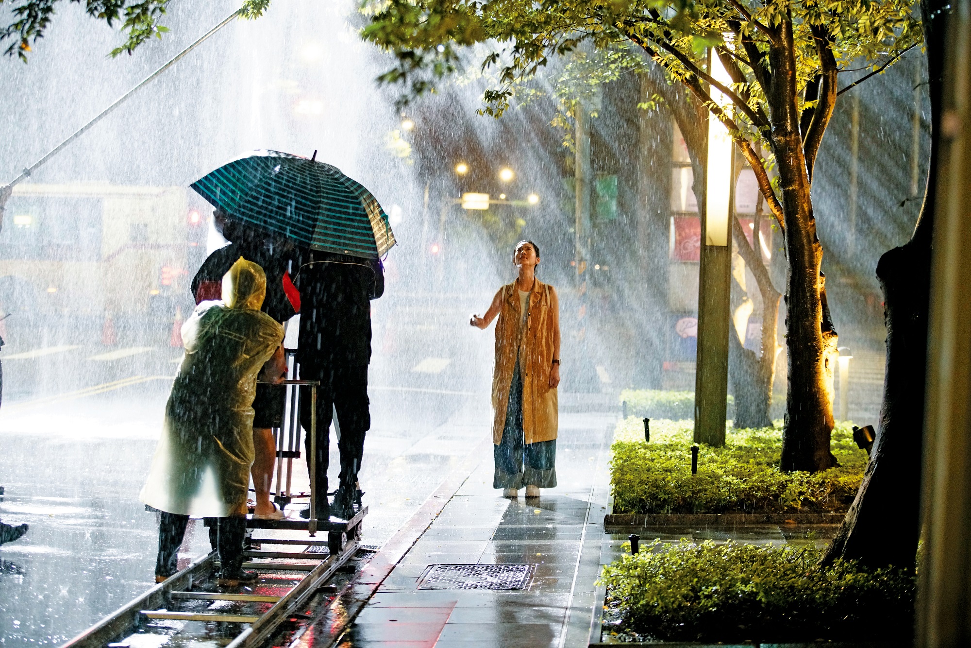 雨戲占全劇1/6，雨效費用相當可觀。（三鳳製作提供）
