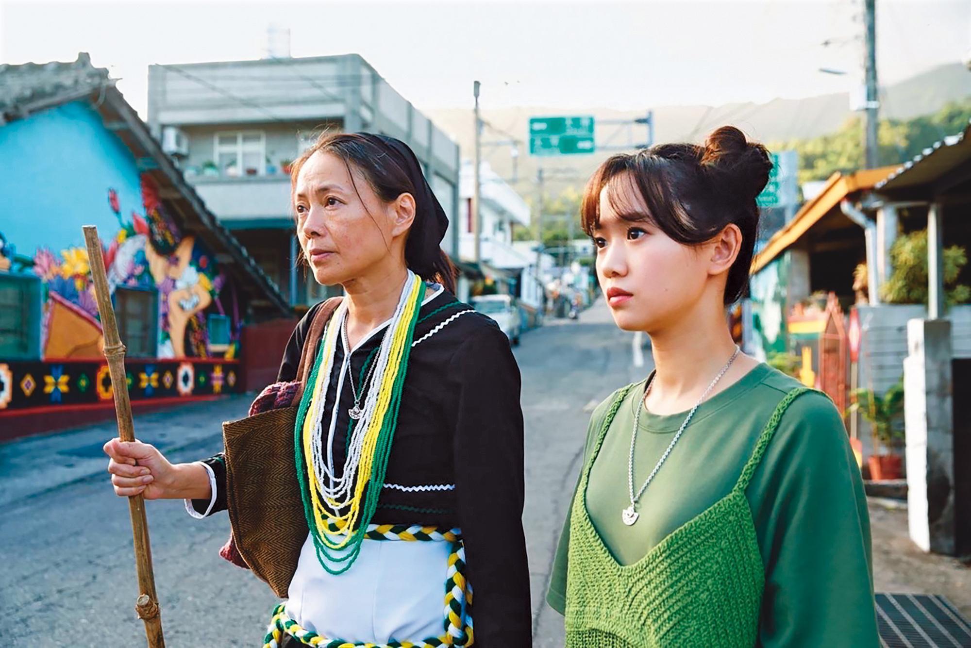 嚴正嵐（右）飾演的「綠繡眼之神」、是柯淑勤（左）的守護神，團隊以綠色系多層次穿搭打造她的神靈形態。（三鳳製作提供）
