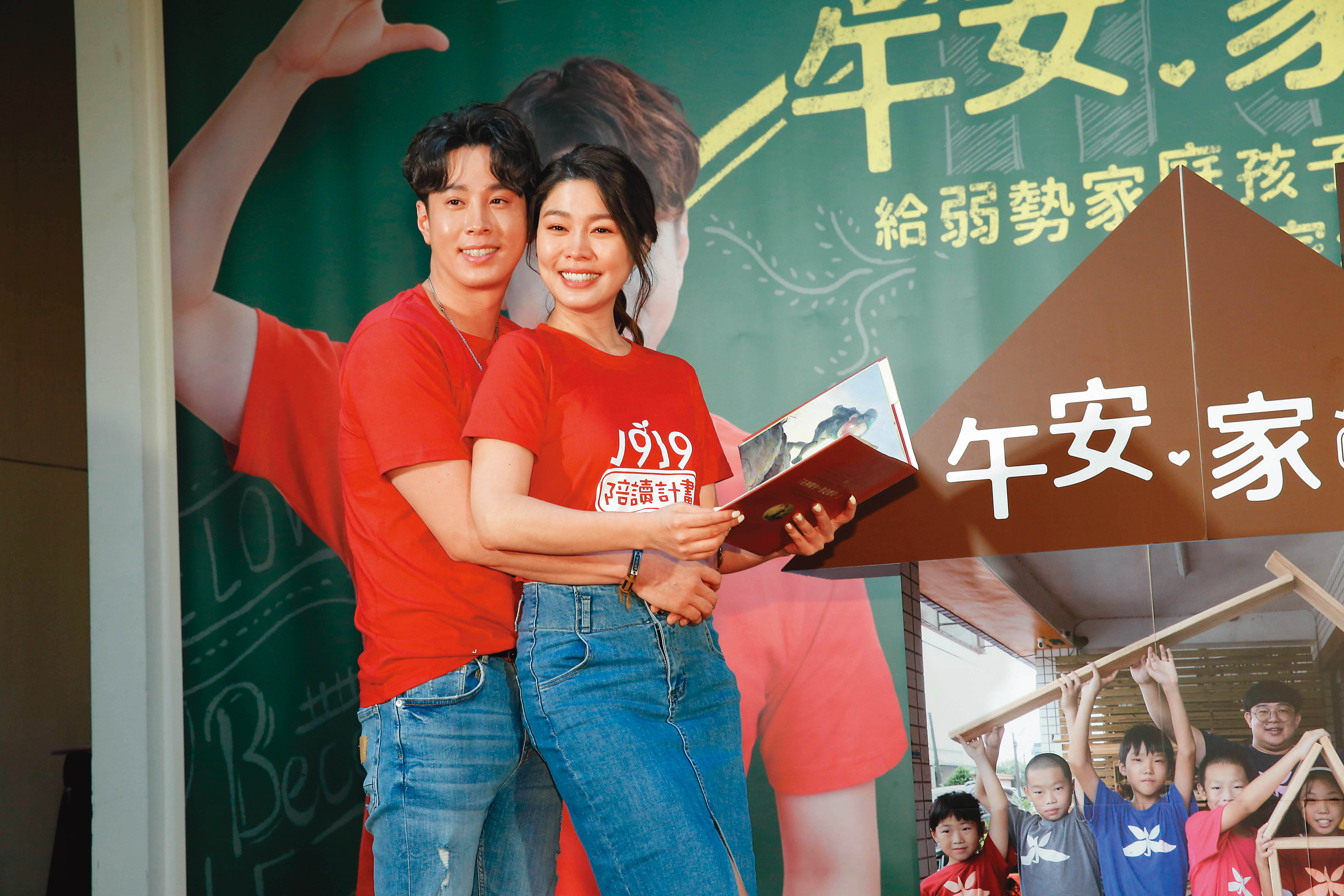 白家綺（右）和吳東諺（左）9月時一起現身公益活動，夫妻不忌諱同台、恩愛放閃。