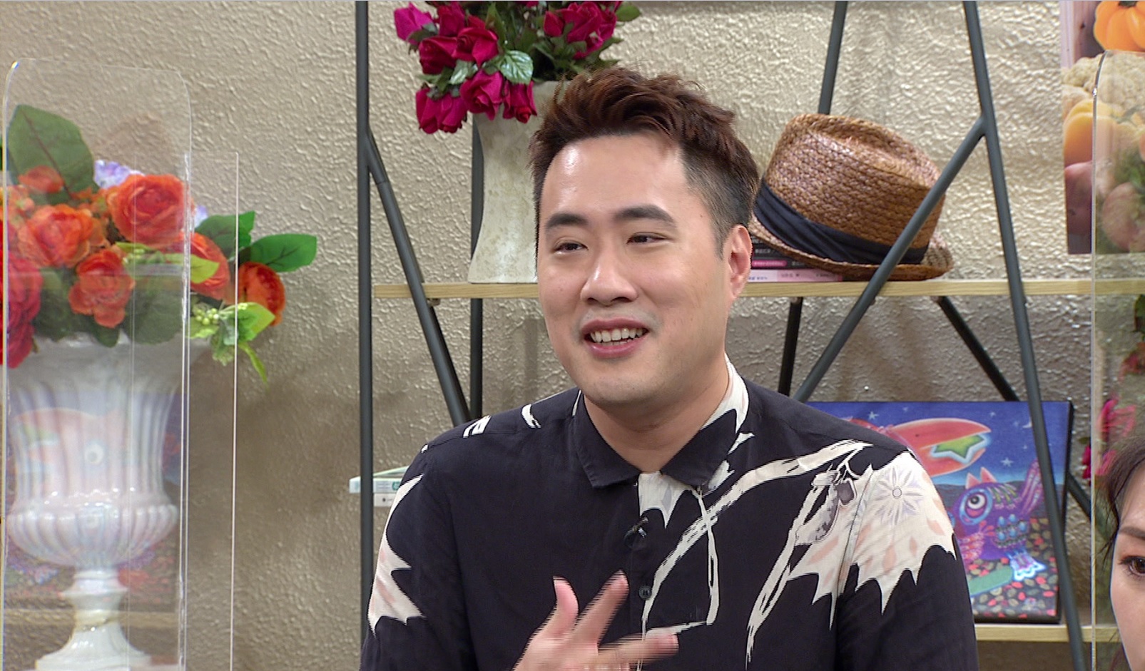 余祥銓上節目《聽媽媽的話》深情獻唱，替二姊在艱困的抗癌路上加油打氣。（年代MUCH提供）