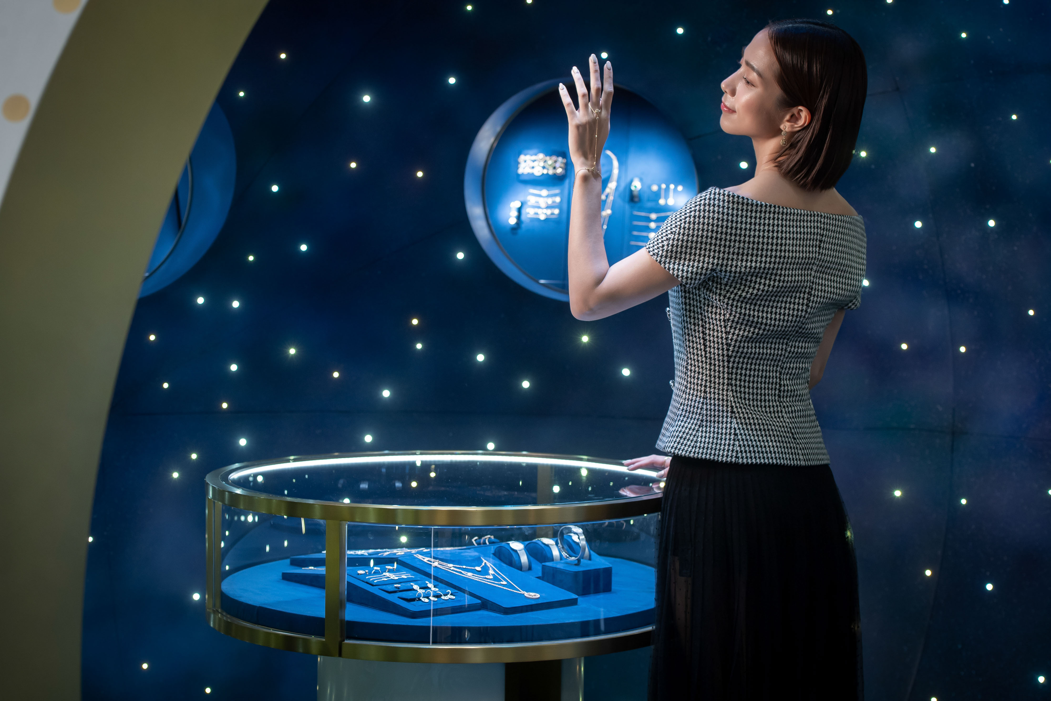 温貞菱對於星座命盤有研究，還笑說可以與Dior先生做朋友。她很喜愛手中的Rose des Vents羅盤玫瑰黃K金珍珠母貝鑽石手鍊戒。（Dior提供）