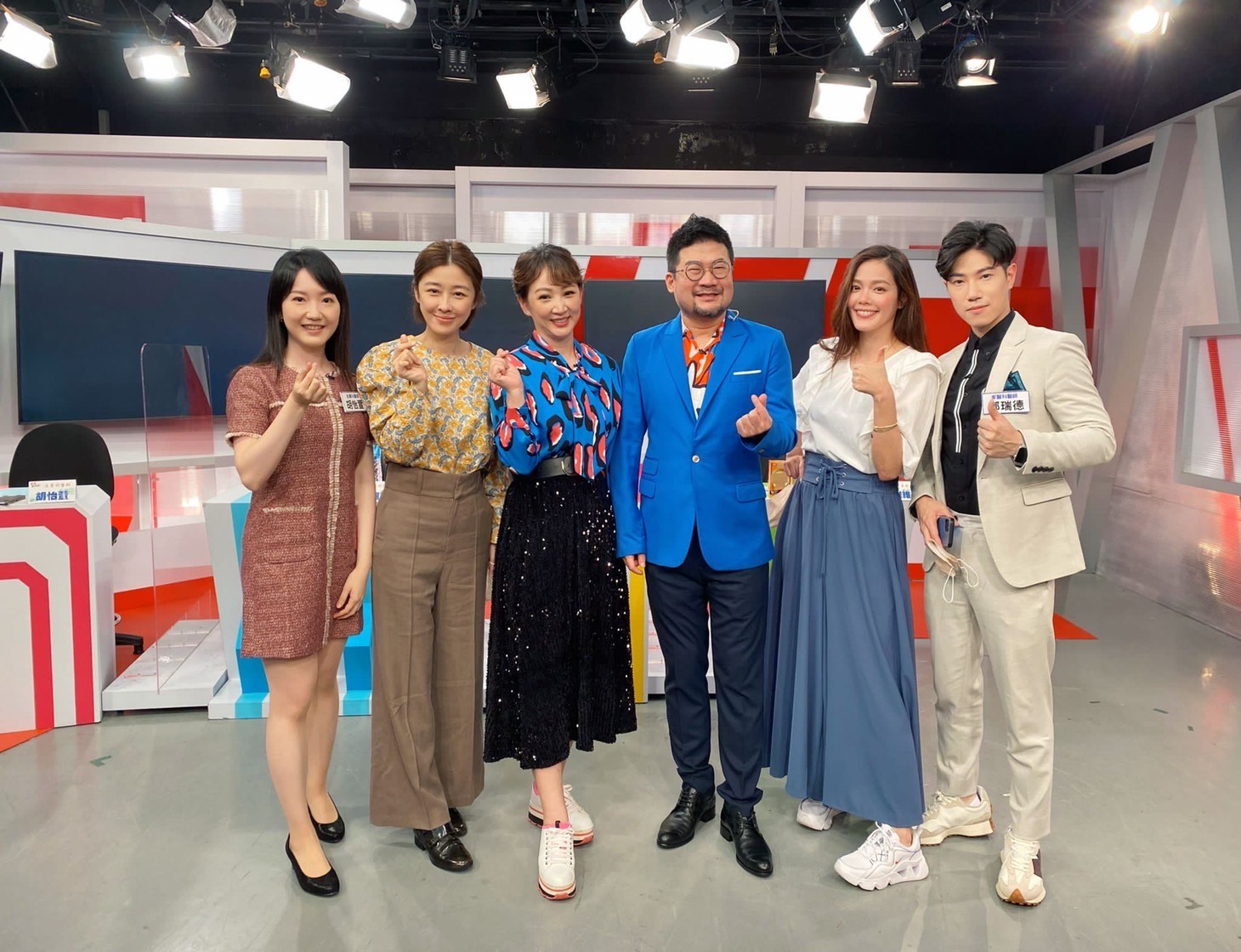 家醫科醫師鄭瑞德(右起)、女星陳翊萱、廖慶學、郁方、李維維、皮膚科醫生胡怡萱,一同分享凍齡心得。(完美國際提供)