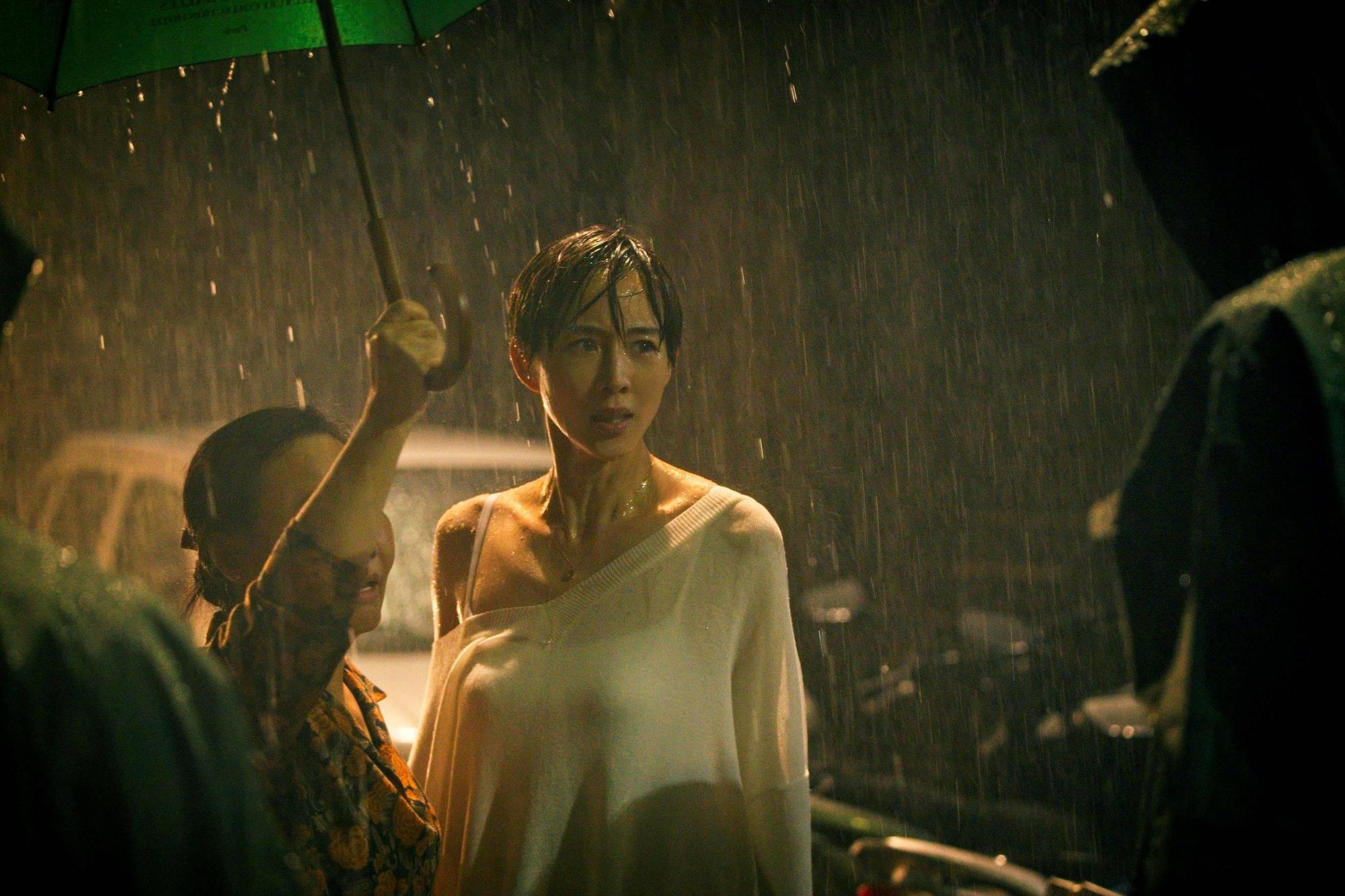 張鈞甯素顏拍攝淋雨戲。（HBO提供）