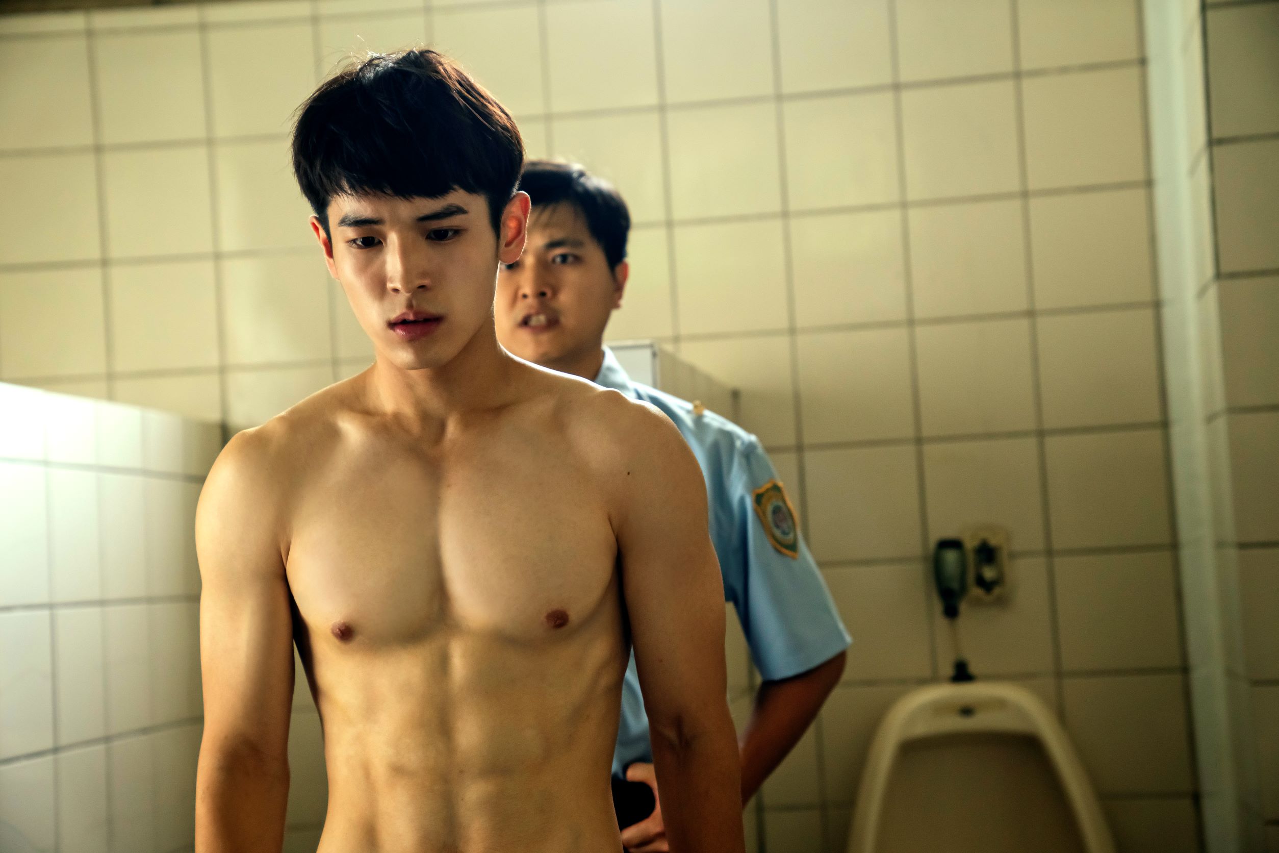 張豐豪秀出六塊腹肌。（HBO提供）