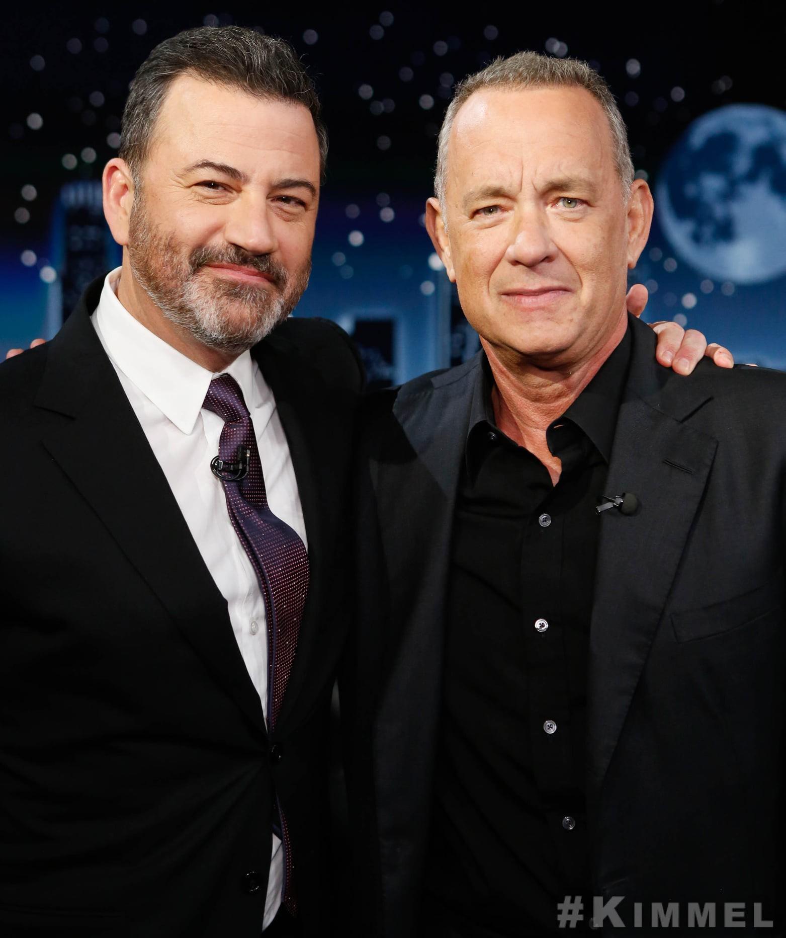 湯姆漢克斯（右）接受脫口秀主持人吉米訪問，現場笑料不斷。（翻攝Tom Hanks IG）