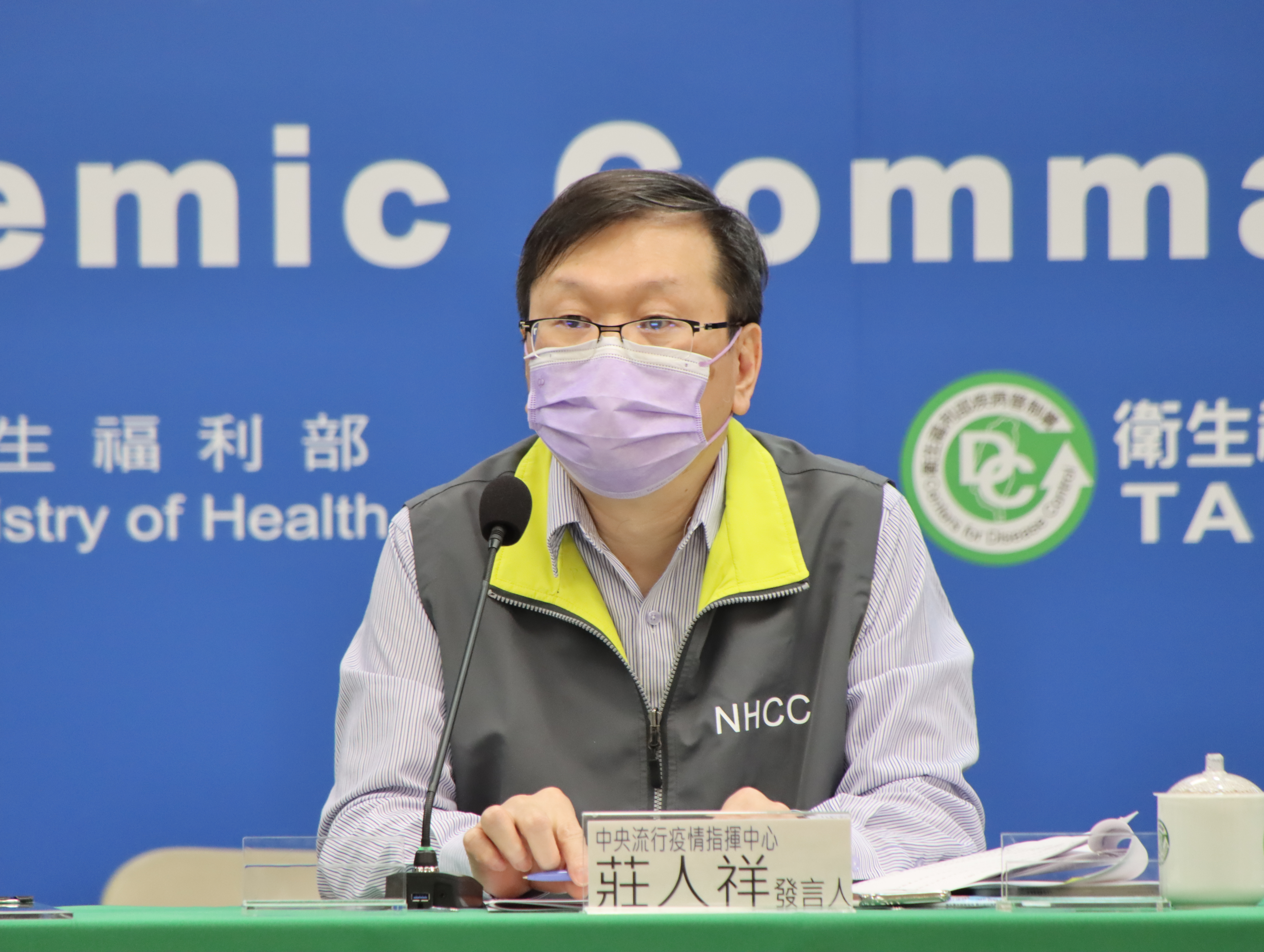 指揮中心開放民眾可到政府指定的醫療院接種BNT和AZ疫苗。（指揮中心提供）