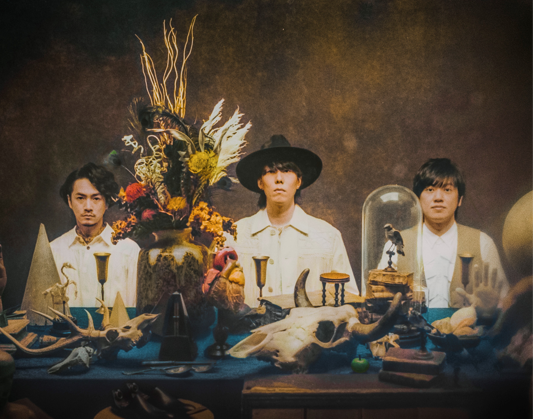 野田洋次郎（中）領軍的RADWIMPS與知名手遊合作，推出新曲《MAKAFUKA》。（voque ting co., ltd提供）