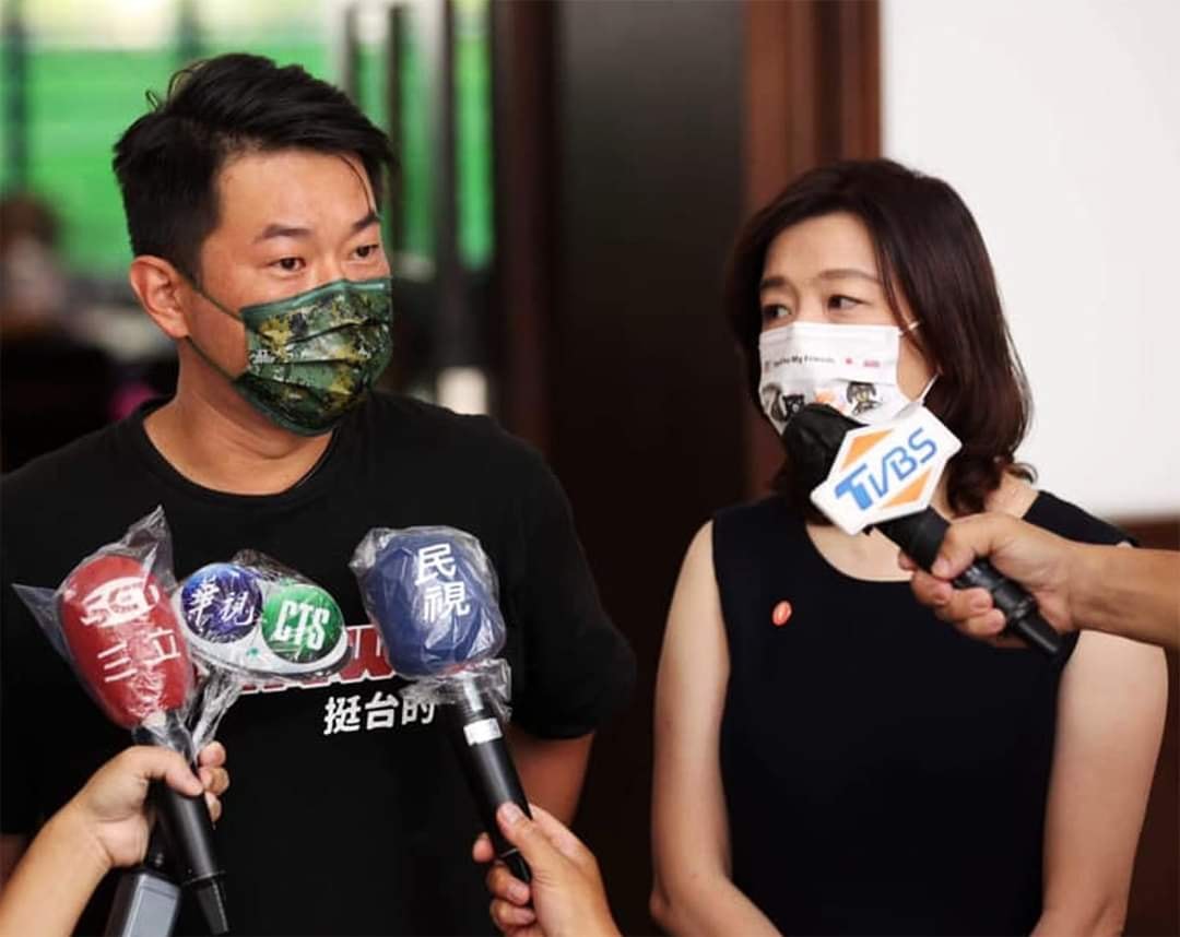 陳柏惟在臉書替林靜儀加油打氣，更表示自己願意當林靜儀的志工，繼續留在台中努力。（翻攝自陳柏惟臉書）