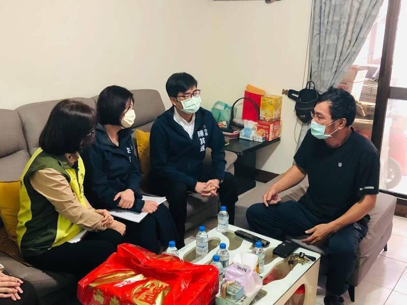 高雄市長陳其邁一一拜訪城中城罹難家屬。(高雄市社會局提供)
