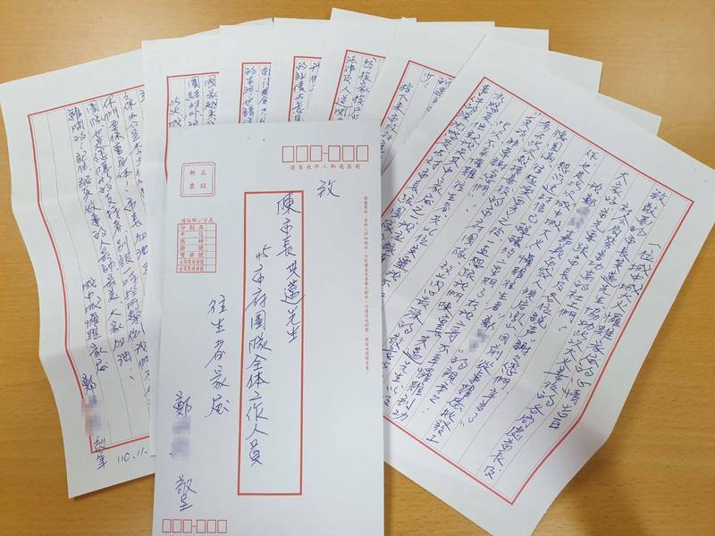 城中城罹難家屬鄭先生，手寫7封感謝信，感謝高雄市政府團隊的全力協助。（高雄市社會局提供）