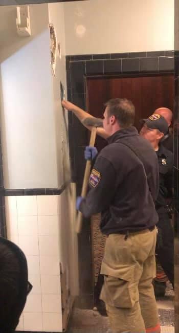 警消人員到場後鑿開牆壁,成功將男子救出。(翻攝Syracuse Fire Department臉書)