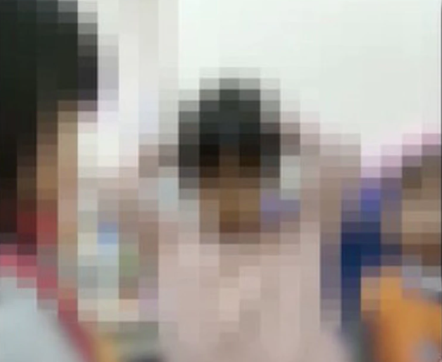 女童母親在議員陪同下,指控老師毆打有聽障的女兒。(翻攝畫面)
