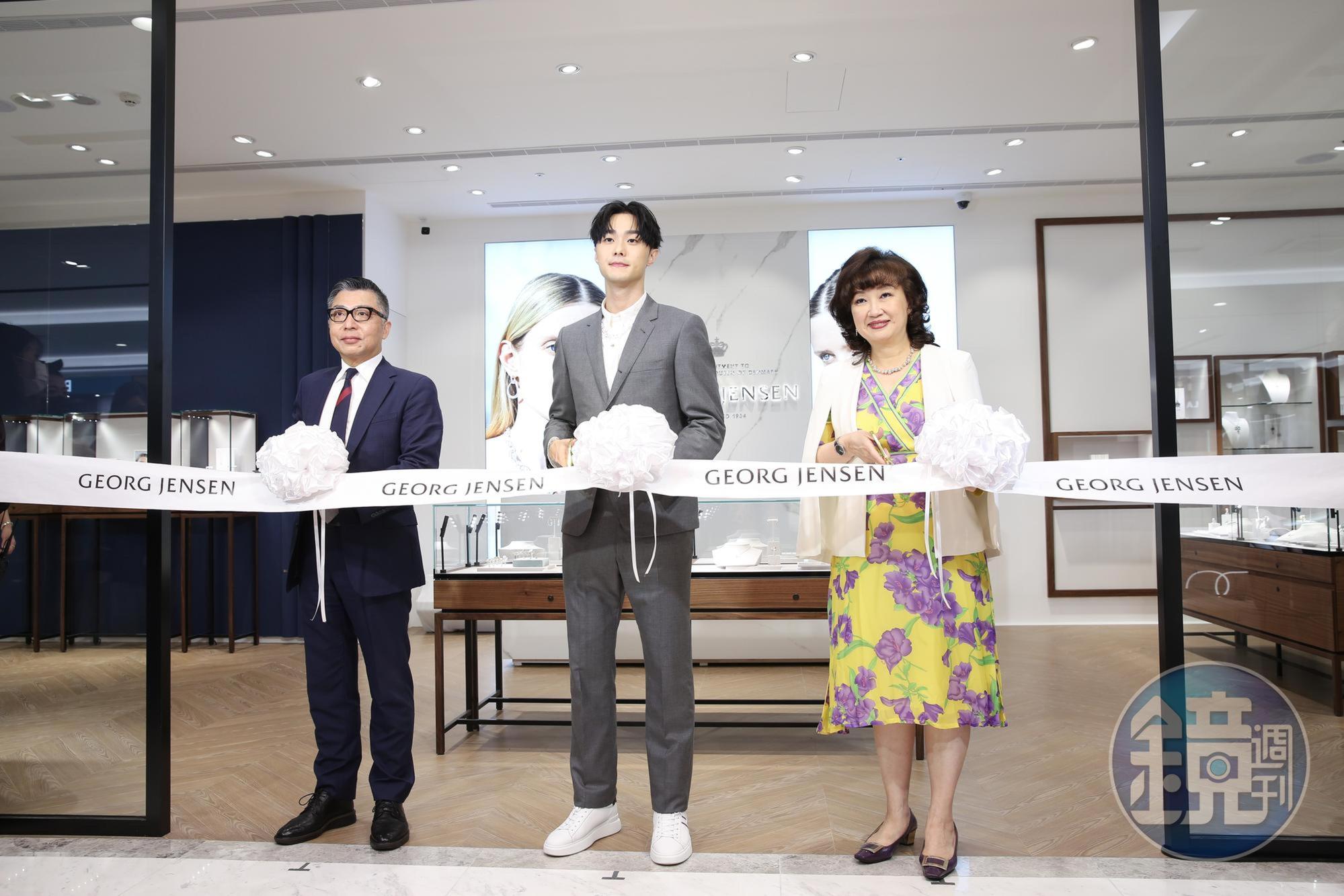 施柏宇(中)、喬治強生董事總經理張正勳(右)、Sogo店長李景銘(左)為新店開幕剪綵。