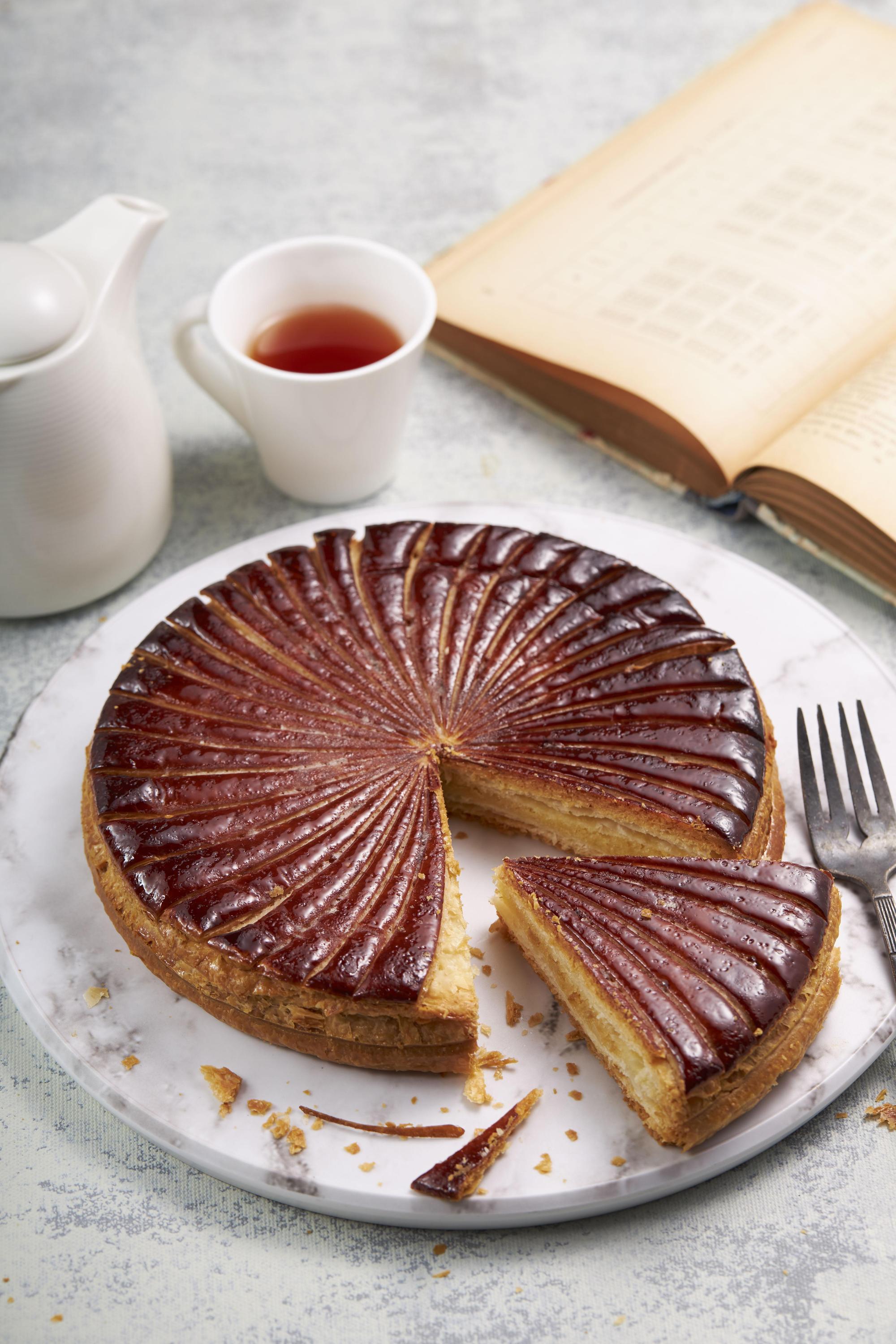 Miss V Bakery的「國王派」派皮酥脆清香、杏仁內餡濕潤綿密。（700元／模）（德麥食品提供）