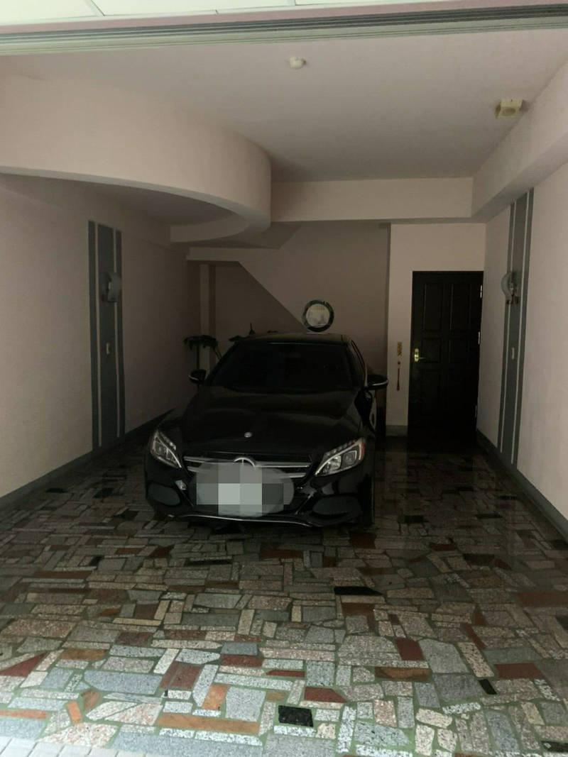 警方「以車追人」逮捕柯姓男子、蔡姓女子，查扣及毒品138包。（警方提供）