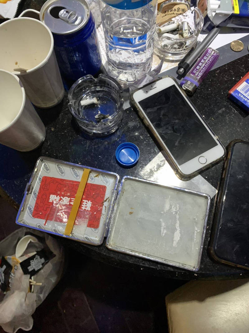 死者嘴角有不明粉末,摩鐵桌上也找到疑似裝毒品的鐵盒子。(警方提供)