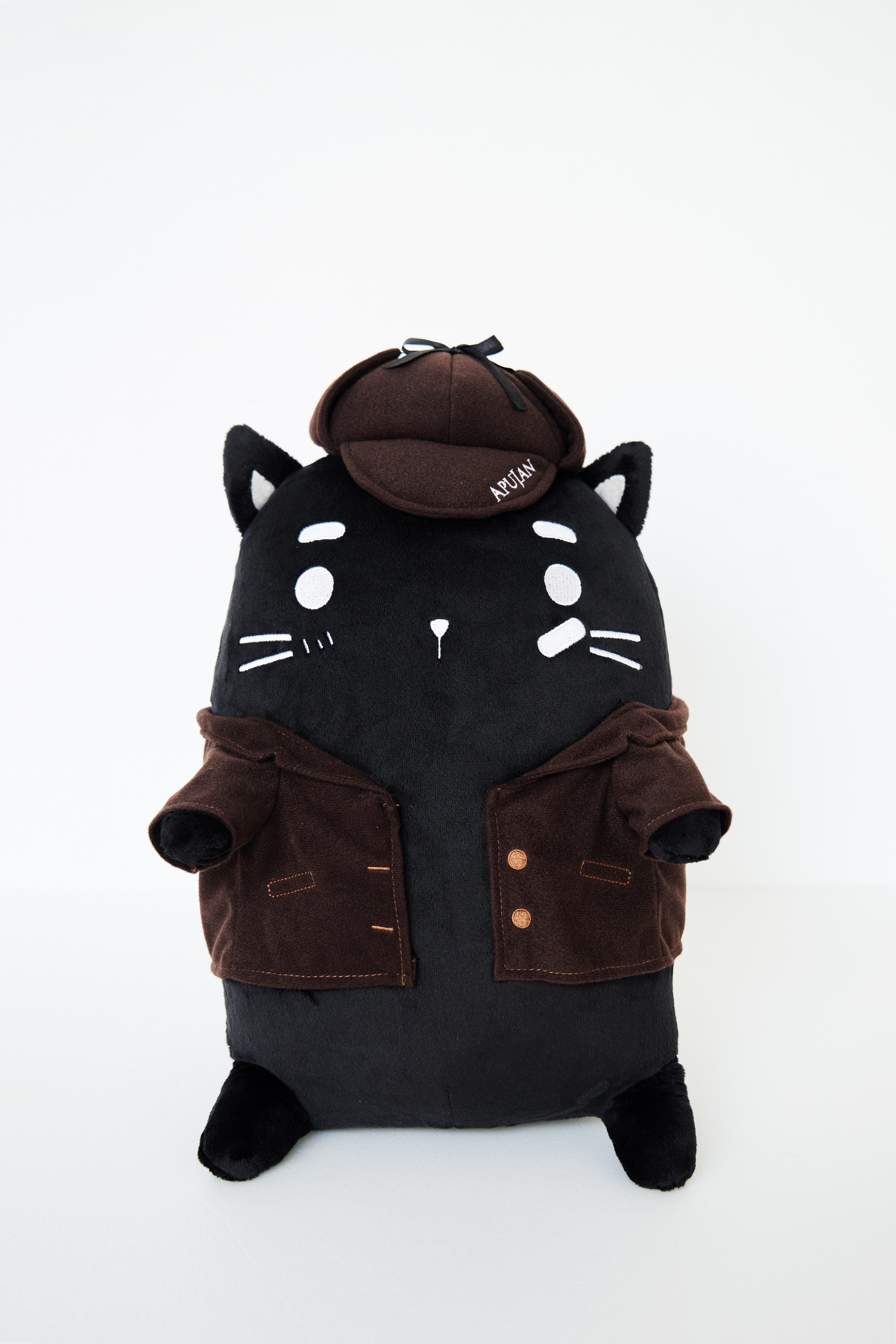 黑貓MOON5偵探造型抱枕 直購價 NT$800、或1000點+NT$700 。（APUJAN提供）