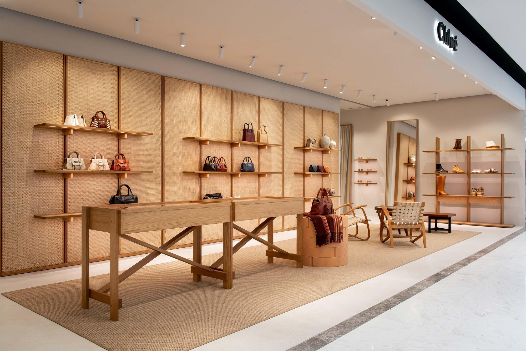 Chloé 全新店裝選用溫暖沙漠色調,象徵品牌創辦人Gaby Aghion的埃及出生地,也呼應現任創意總監Gabriela Hearst在南美烏拉圭長大的生活背景,展現傳統與摩登兼具的氣質。 (Chloé提供)