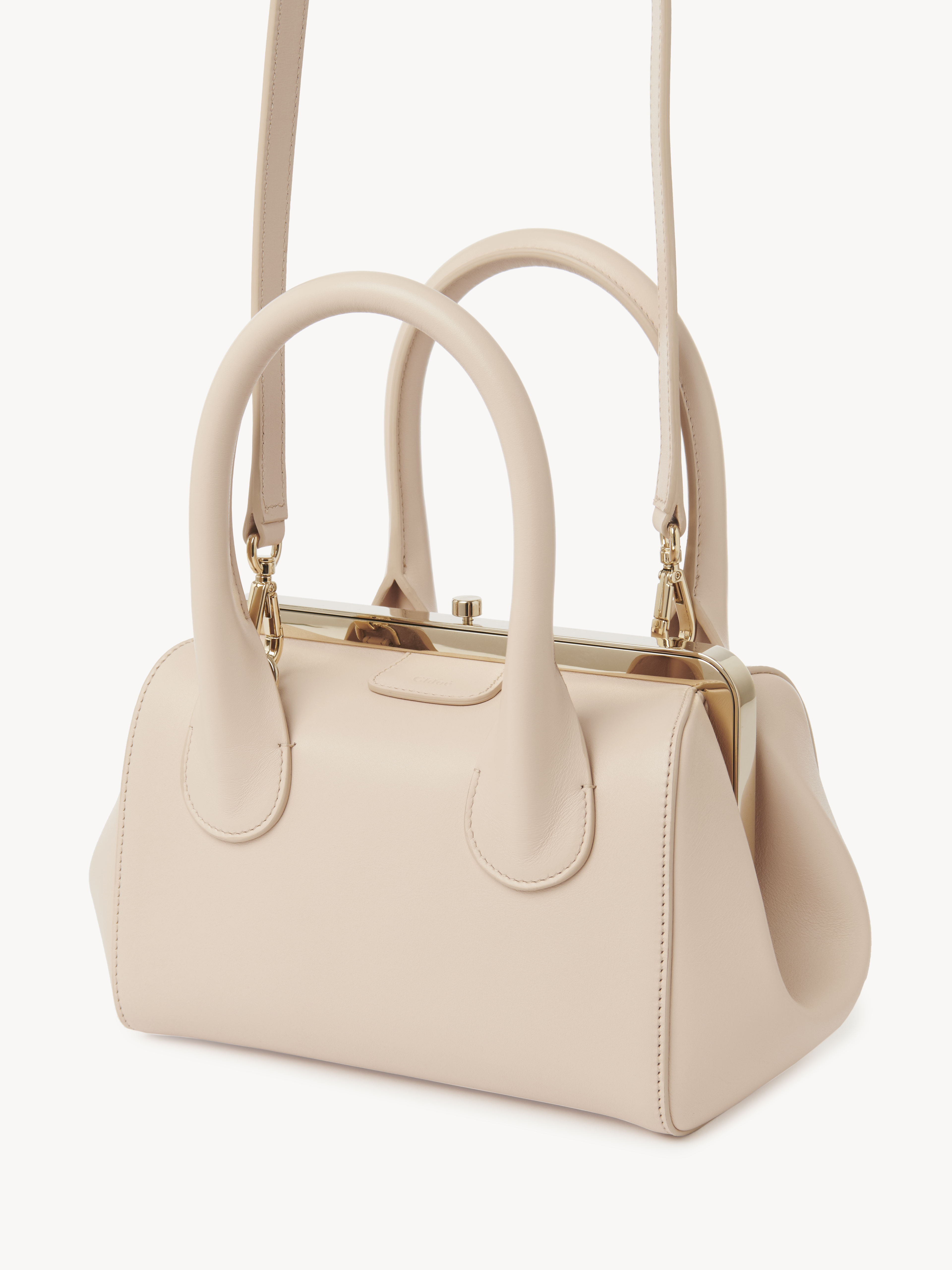 Chloé Joyce灰粉色小型肩背手提口金包,NT$78,600 (Chloé提供)