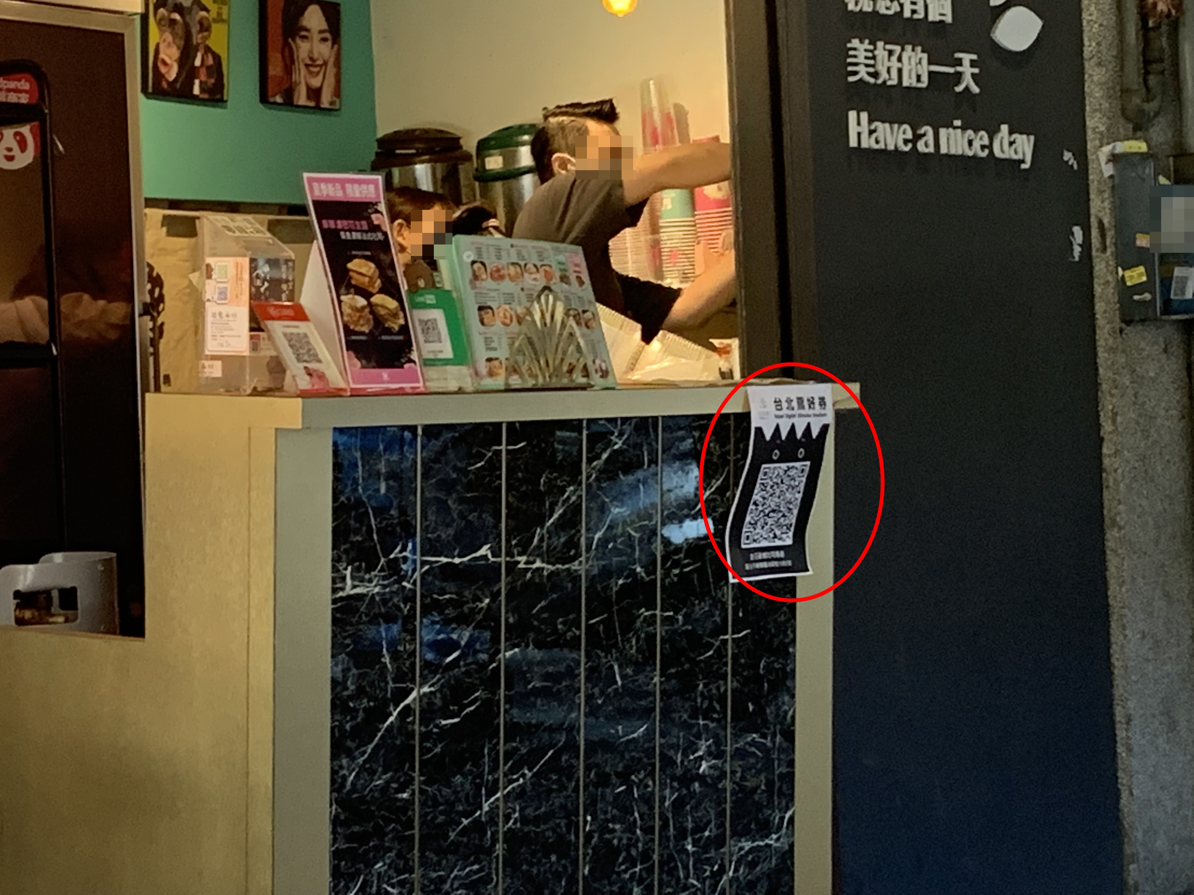 讀者爆料指出,店家的結帳櫃檯已經貼上熊好券折抵的QR碼,但竟未開放使用。(讀者提供)