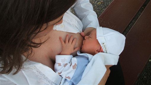 一名已婚男網友在Dcard論壇發文表示，家裡關係組成複雜，但最幸福的是喝過3個姊姊的母奶。（翻攝自Pixabay）