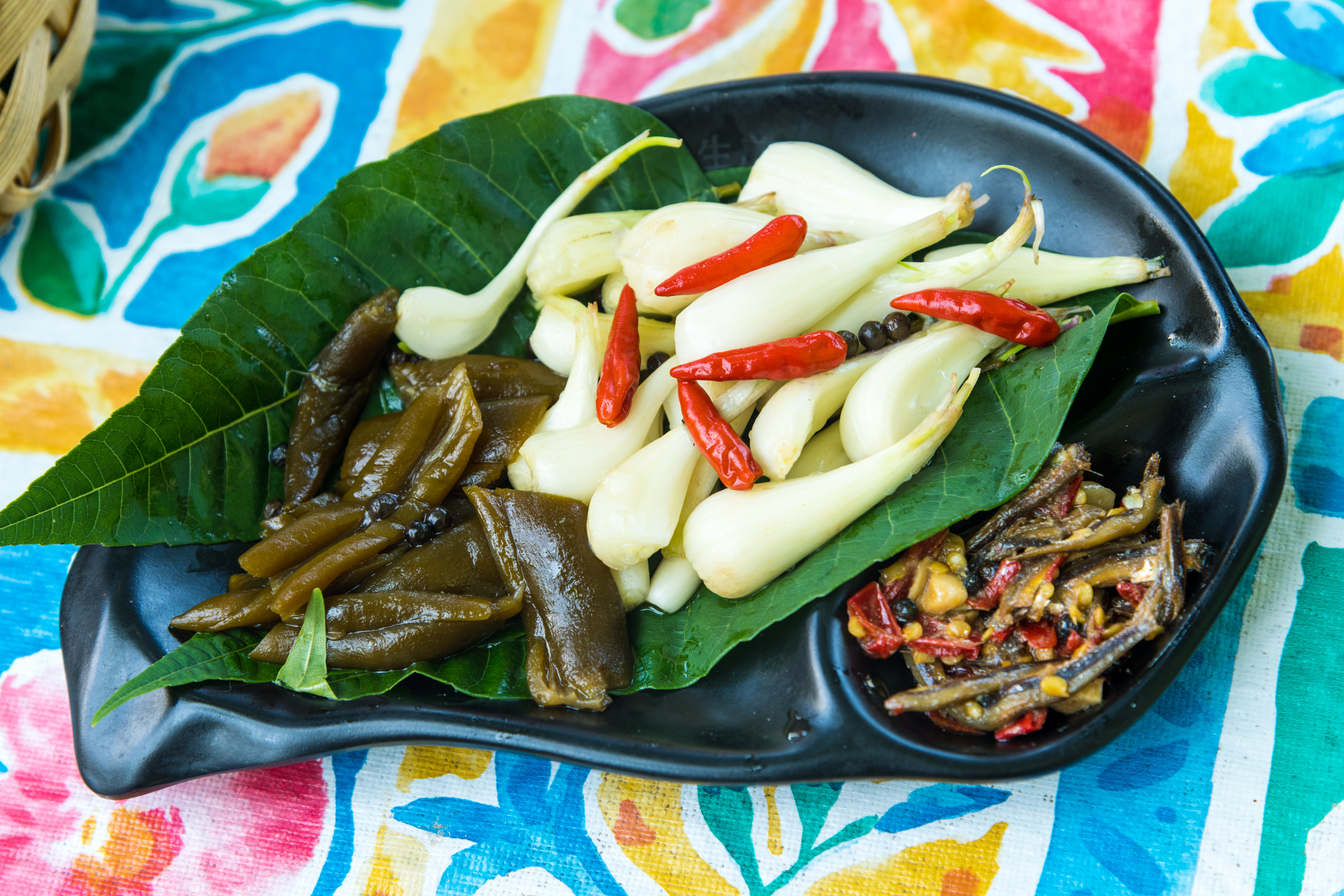 屬於太魯閣族美食的蕗蕎、馬告、剝皮辣椒、小魚乾的組合十分下飯。