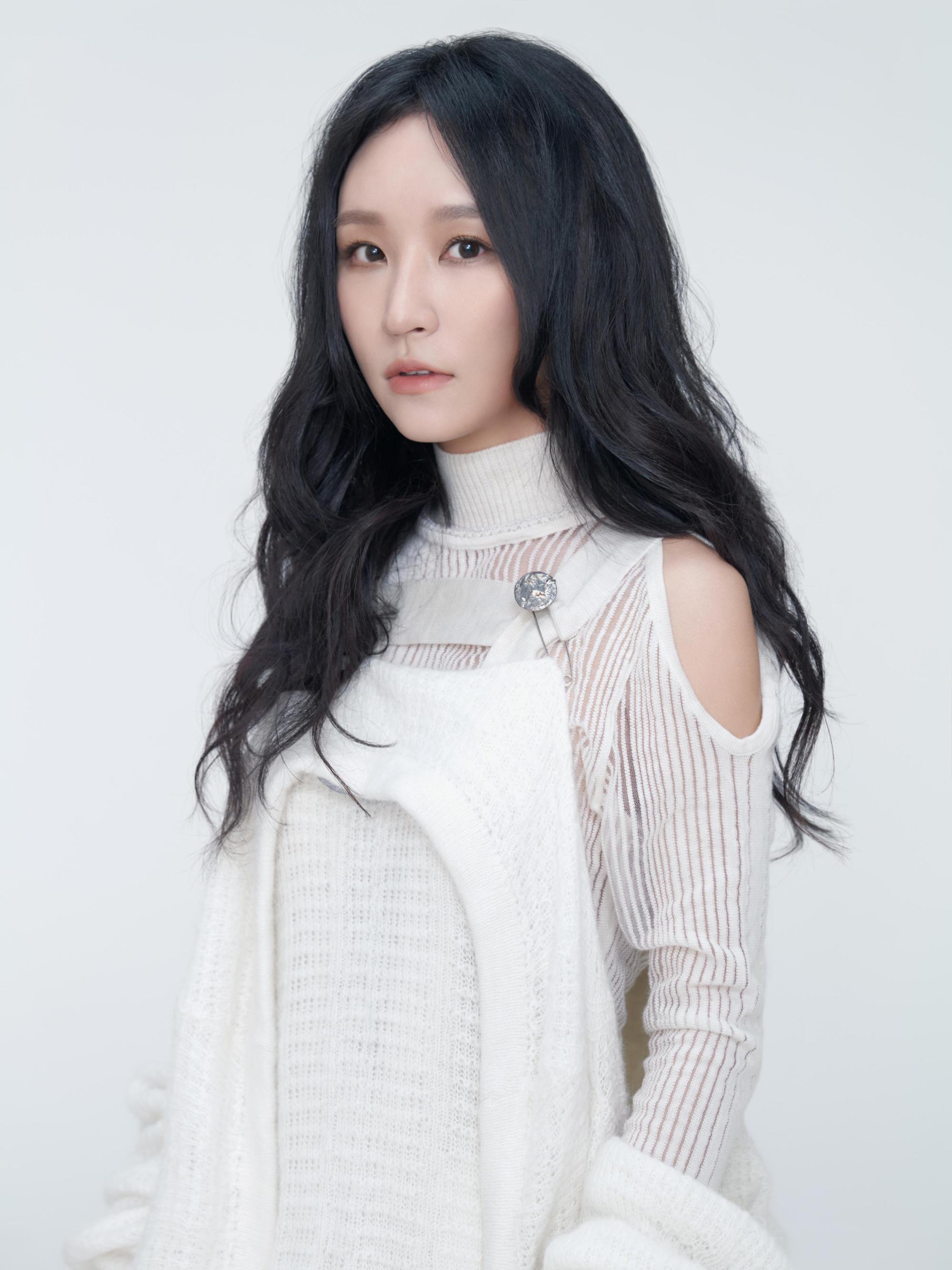 去年金馬台上,法蘭Fran感到有另一個法蘭跑出來救她,而這次她唱4首90經典,是想再詮釋唱出不同的味道。(相映音樂提供)