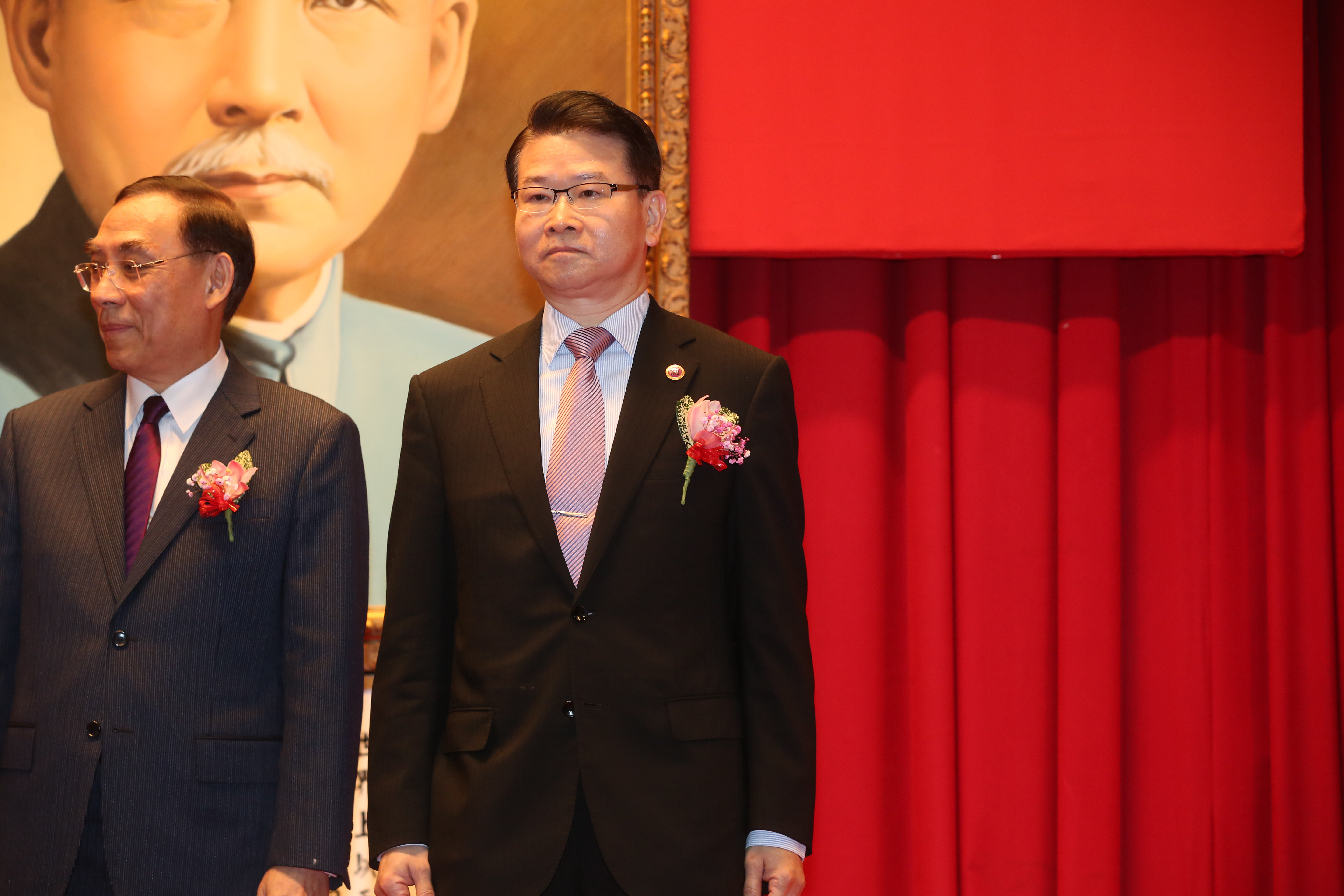 桃園地檢署檢察長王俊力（右），歷練完整，即將派任調查局長。