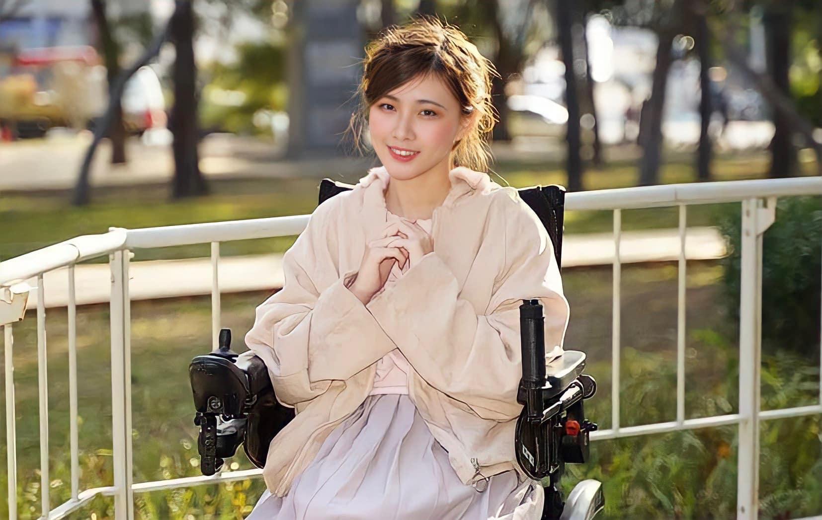 雪莉（圖）在臉書分享搭公車的不好經驗，引起網友更關注「輪椅族」的權益。（翻攝自輪椅女孩雪莉臉書）