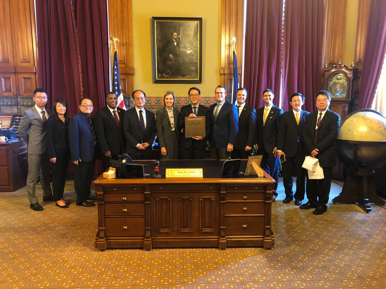 美國愛荷華州參眾議會本月5日成立「友台連線」,駐芝加哥辦事處長姜森(右六)與愛州州長雷諾茲(左六)、副州長葛瑞格(右五)共同見證。(翻攝自駐芝加哥辦事處官網)