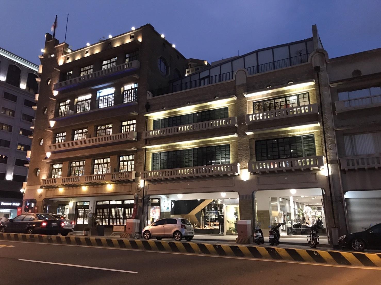 與林百貨同為「末廣町商店住宅」群之一的「兜空間」老屋立面近期已修復,夜間照明亮起,與林百貨連成一線。(林百貨、台南市文化局提供)