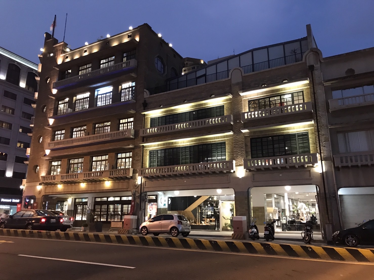與林百貨同為「末廣町商店住宅」群之一的「兜空間」老屋立面近期已修復，夜間照明亮起，與林百貨連成一線。（林百貨、台南市文化局提供）