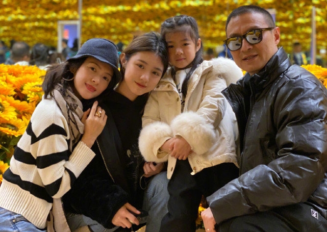 章子怡7日曬出一家人的出遊照片，其中也包括小蘋果，似配合前一天小蘋果發表作品造勢。（翻攝自章子怡微博）