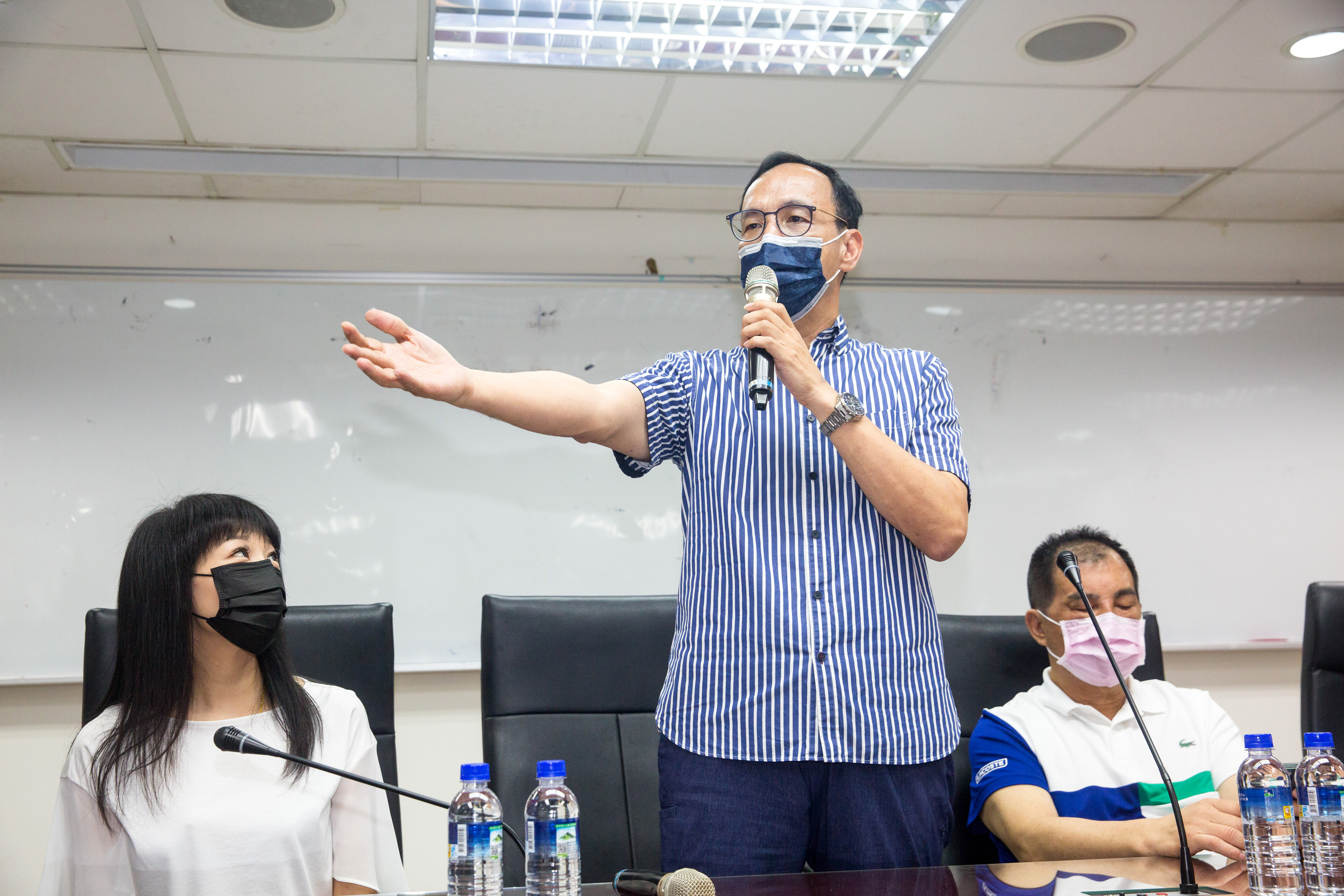 朱立倫（圖）變卦不親征公投電視意見發表會，卻嗆蔡英文不要躲在發言人或讀稿機之後。（本刊資料照）