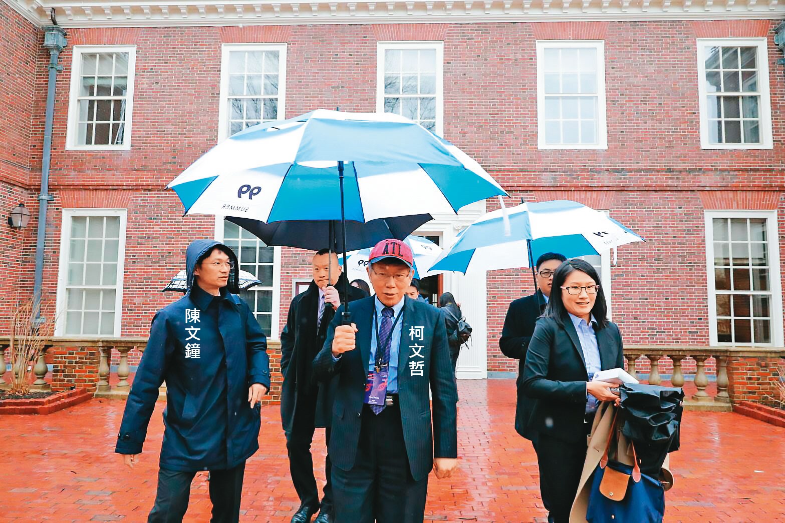 深受柯文哲信任的陳文鐘，連柯出訪美東4大城市也一路陪在身旁。如今卻傳出遭檢舉操守不佳，調離隨扈一職。