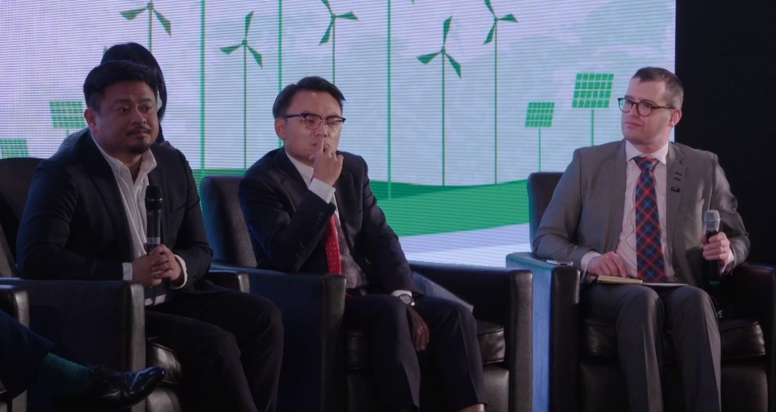 洪申翰(左)與洪孟楷(中)代表藍綠兩黨赴英國參加COP26台灣日的活動。(翻攝自駐英代表處臉書)
