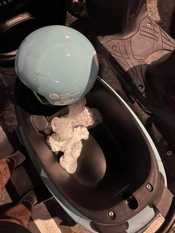 網友租借共享機車時,發現車廂留有一堆用過的浴帽,忍不住上網抱怨。(翻攝自《爆怨公社》)