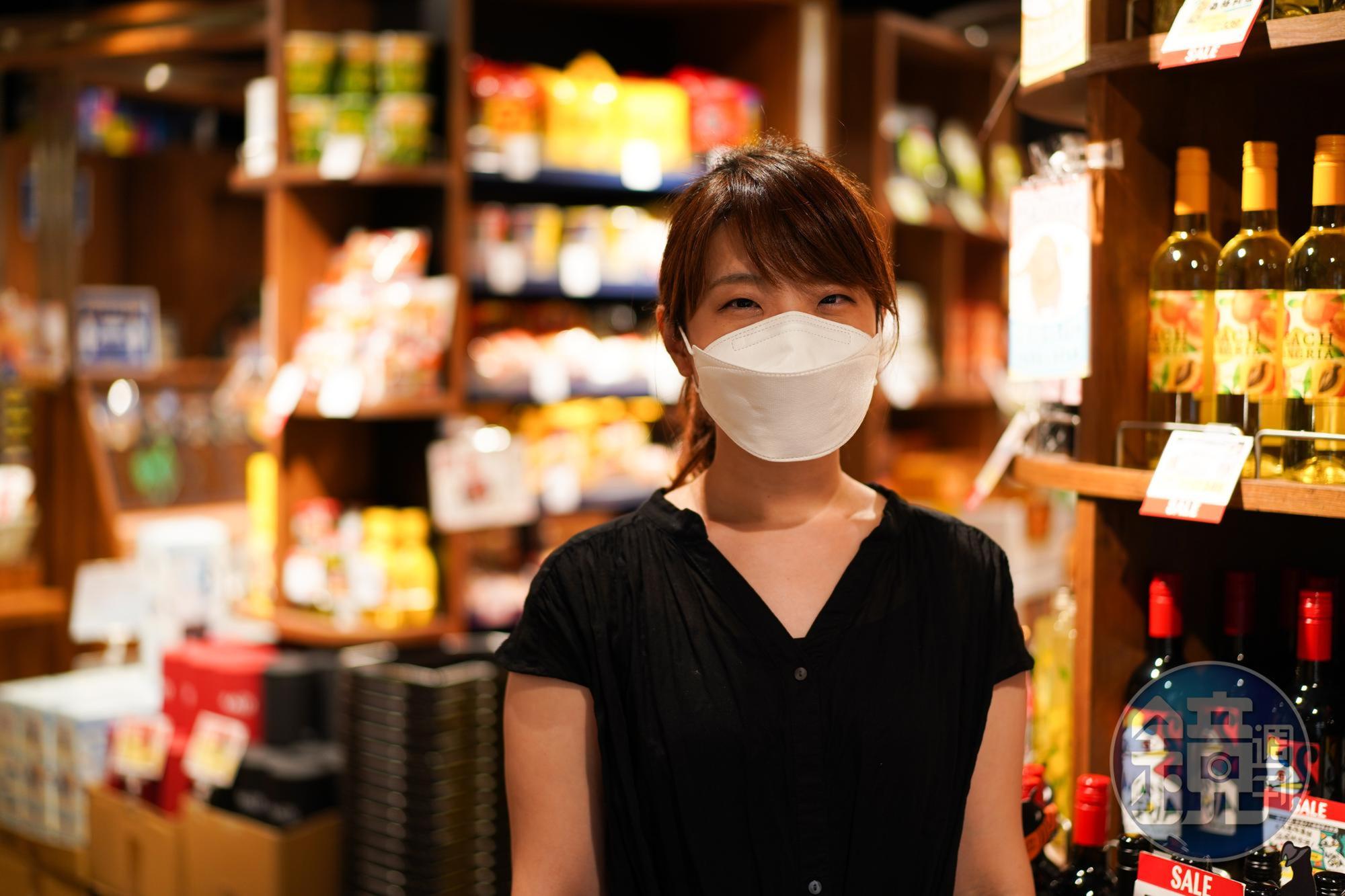 行銷公關林彥菁除了推薦較具特色的酒款,也提出適合配搭的料理和零食建議。