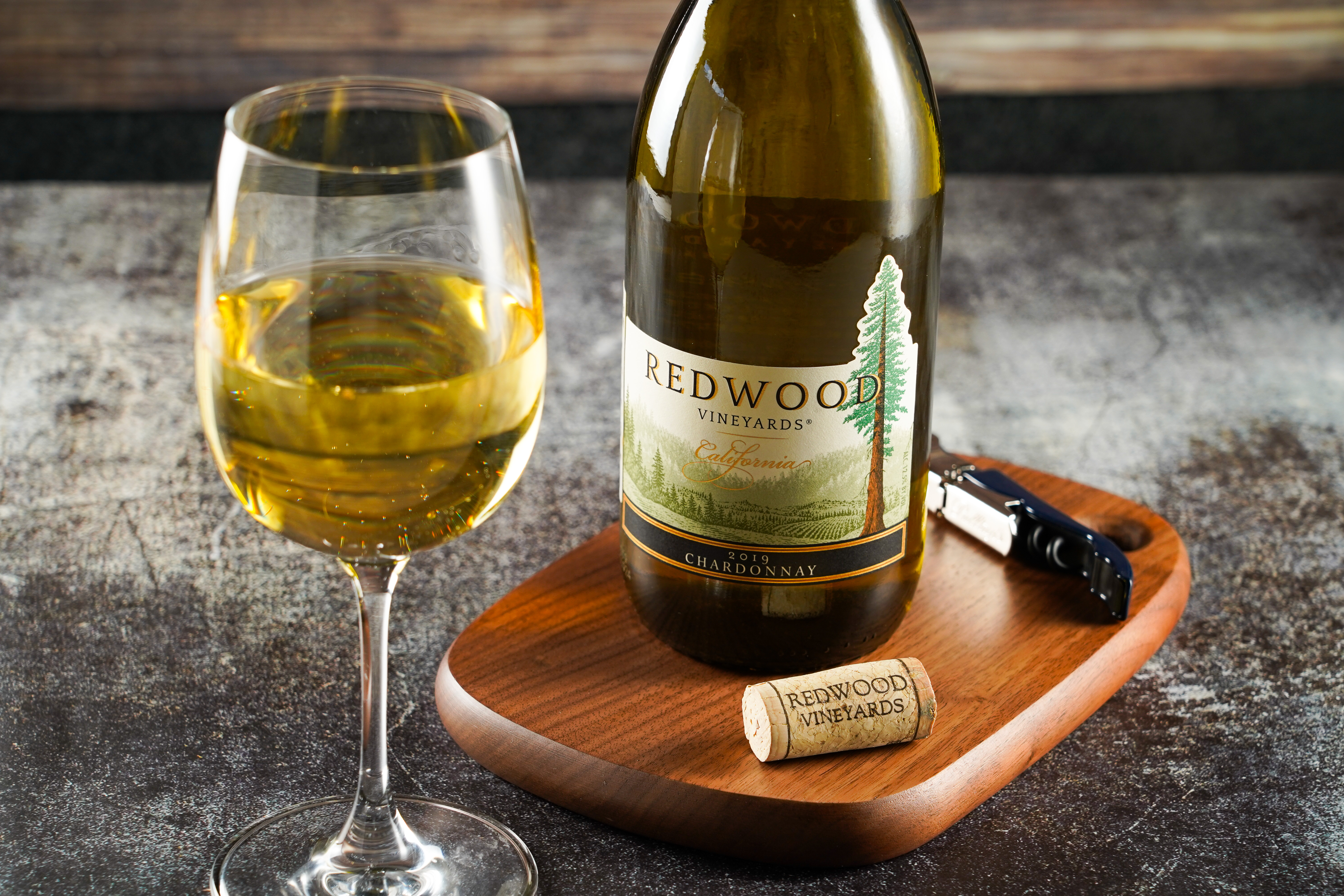 「Redwood 夏多內白葡萄酒」帶梨子的果香，甜順好入口，是店內最熱賣的葡萄酒款。（349元／瓶）