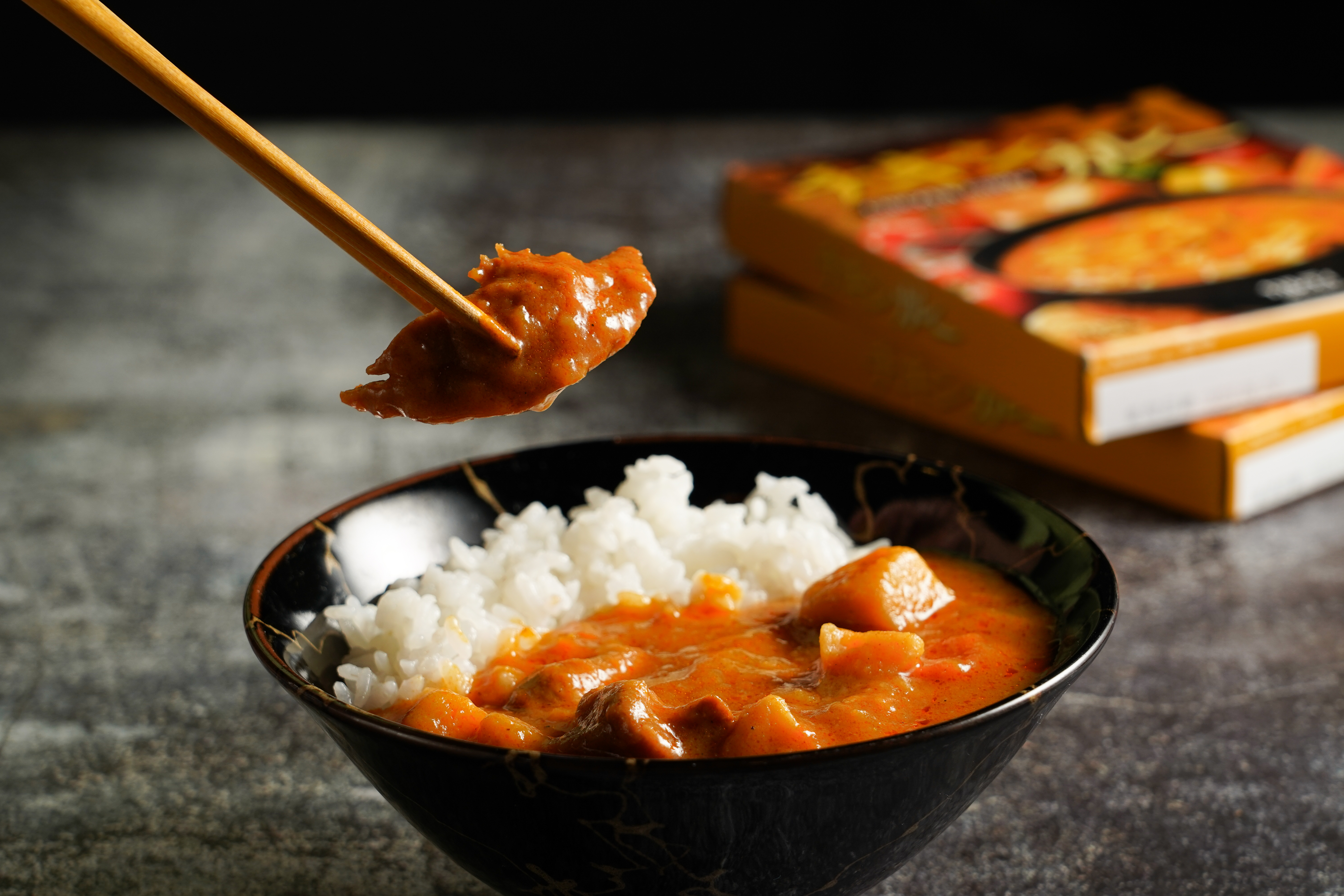 加入洋蔥、蘋果泥慢煮而成的「雞肉咖哩」，甜而不膩、微微辛辣，適合搭白酒。（79元／盒）