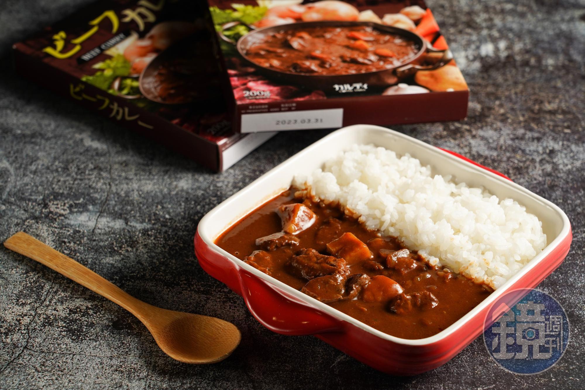 加入咖啡粉和可可粉熬煮的「牛肉咖哩」,鹹甜中帶苦甘滋味,牛肉塊燉得透爛入味。(79元/盒)