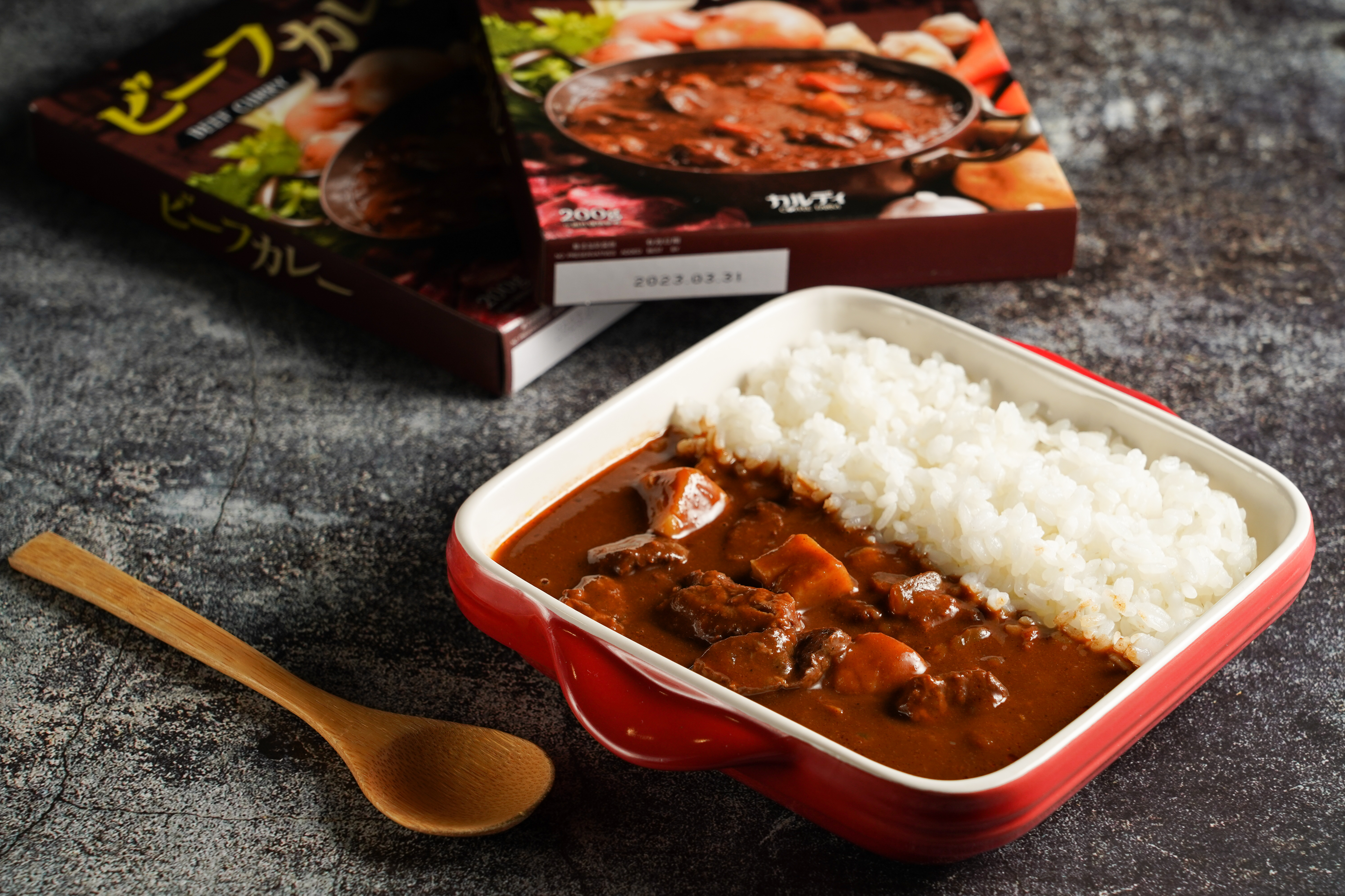 加入咖啡粉和可可粉熬煮的「牛肉咖哩」，鹹甜中帶苦甘滋味，牛肉塊燉得透爛入味。（79元／盒） 