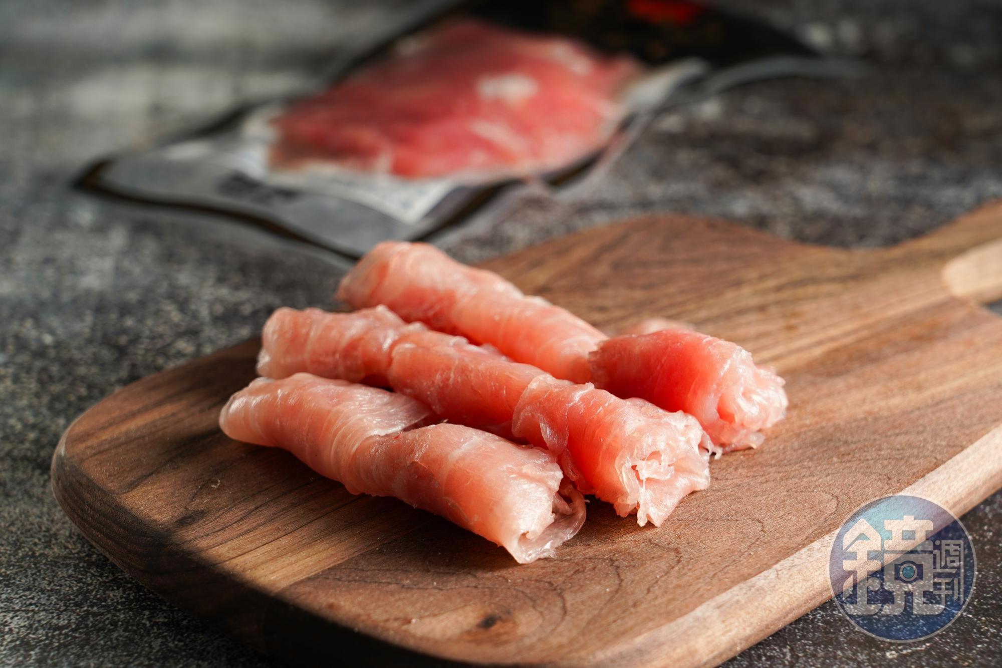 用台灣豬肉製作的「熟成火腿」,鹹度適中,吃得到油脂香氣。(79元/包)